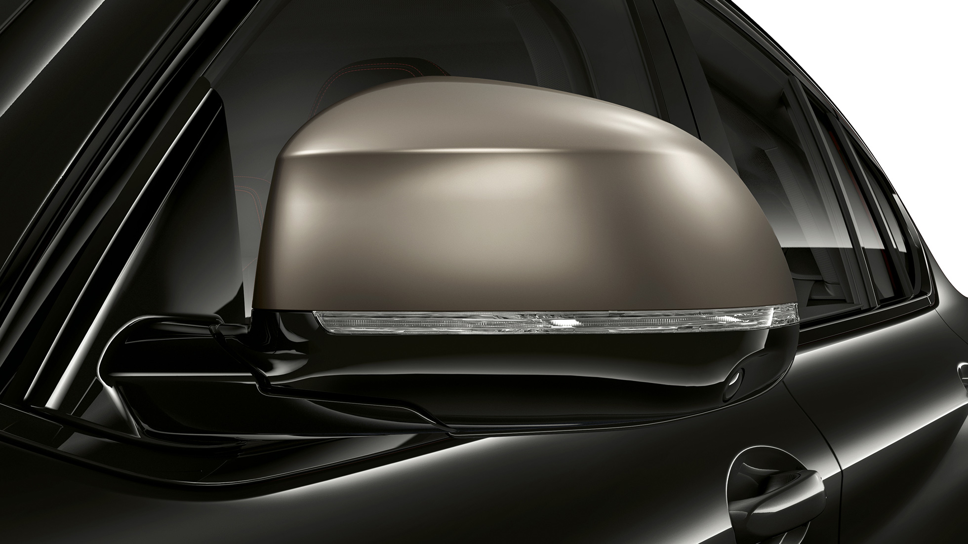BMW X4 M40i a BMW X4 M40d, kryty zpětných zrcátek. BMW X4 M40i a BMW X4 M40d v černé metalické barvě Black Sapphire, exteriér, galvanizované kryty zpětných zrcátek v šedé barvě Cerium Grey.