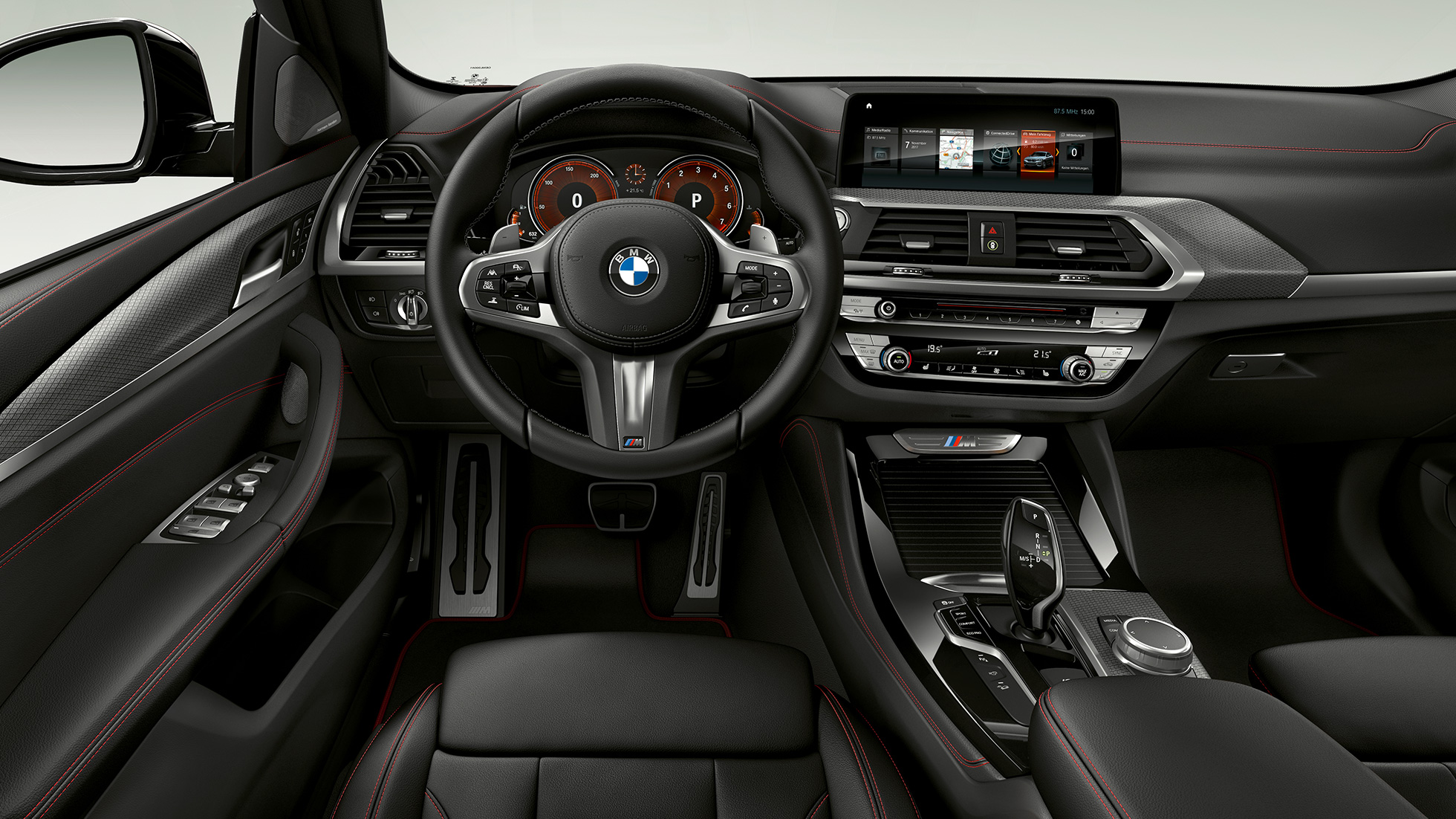 BMW X4 M40i a BMW X4 M40d, kokpit BMW X4 M40i a BMW X4 M40d, interiér, kokpit se sportovními sedadly a M koženým volantem.