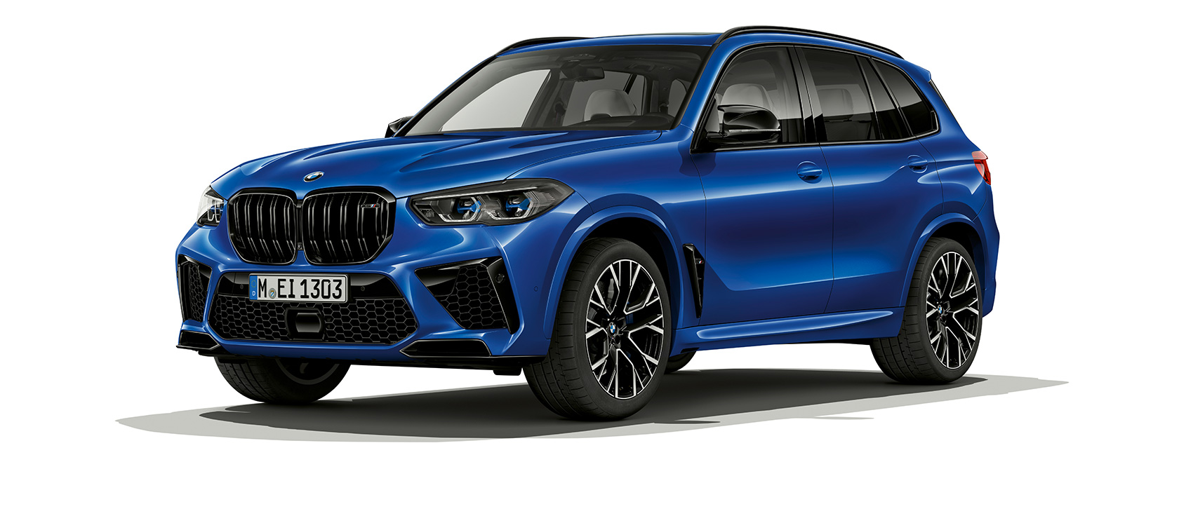 Tříčtvrteční boční pohled na BMW X5 M Competition Tříčtvrteční boční pohled na BMW X5 M Competition F95 2020 v modré barvě Marina Bay Blue