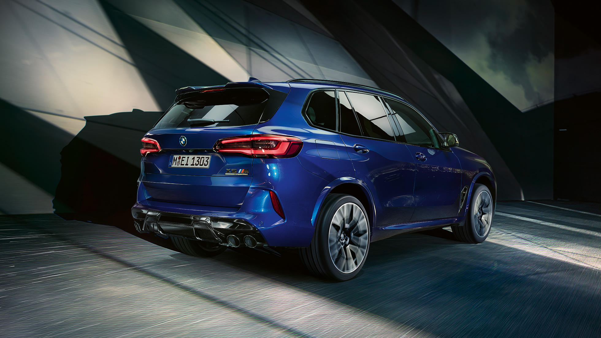 BMW X5 M Competition F95 2020 s pohonem všech kol M xDrive Tříčtvrteční pohled zezadu na BMW X5 M Competition F95 2020 s pohonem všech kol M xDrive v metalické barvě Marina Bay Blue