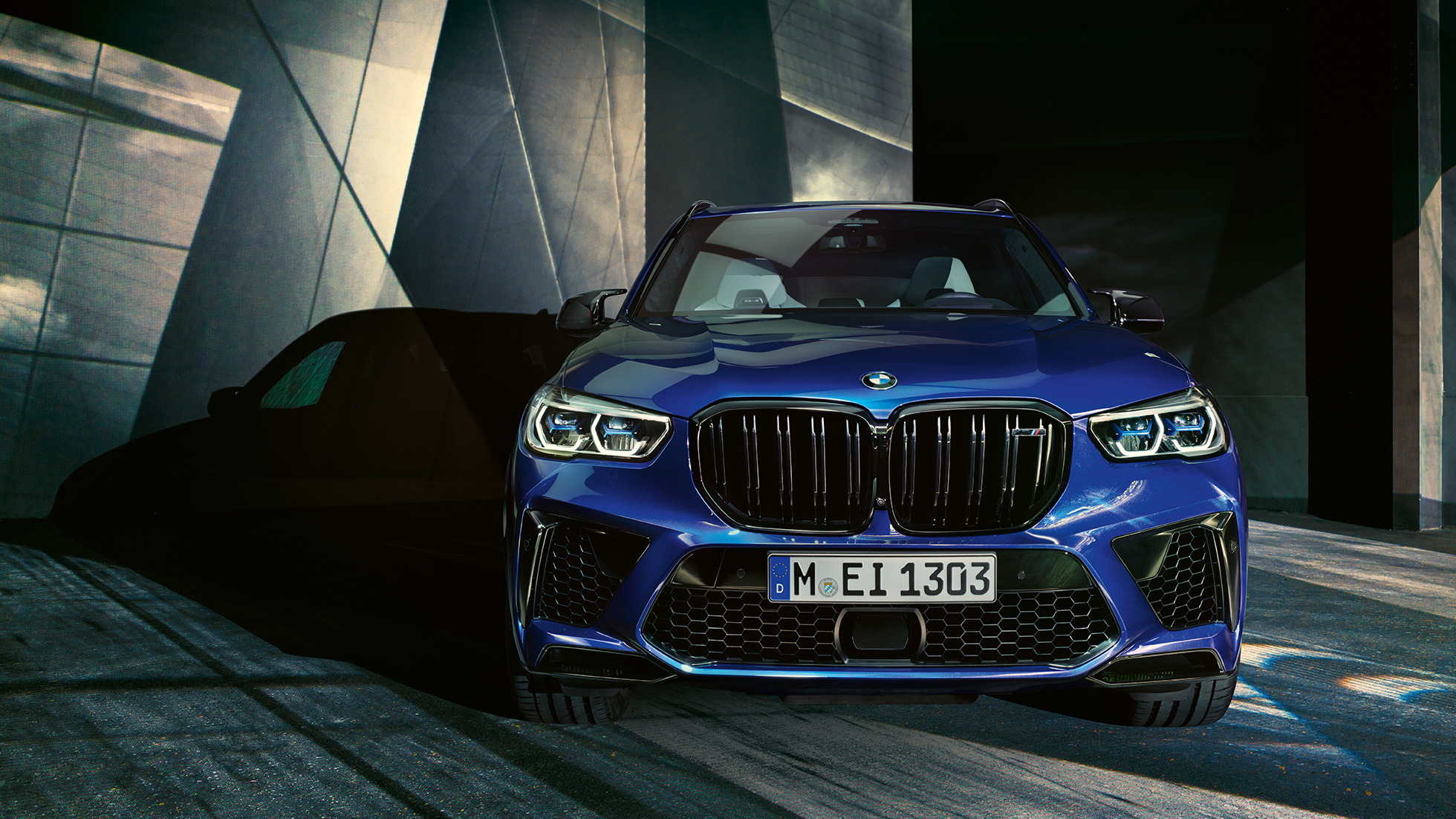 Exteriér BMW X5 M Competition Pohled zepředu na exteriér BMW X5 M Competition F95 2020 s pohonem všech kol M xDrive v modré metalické barvě Marina Bay Blue