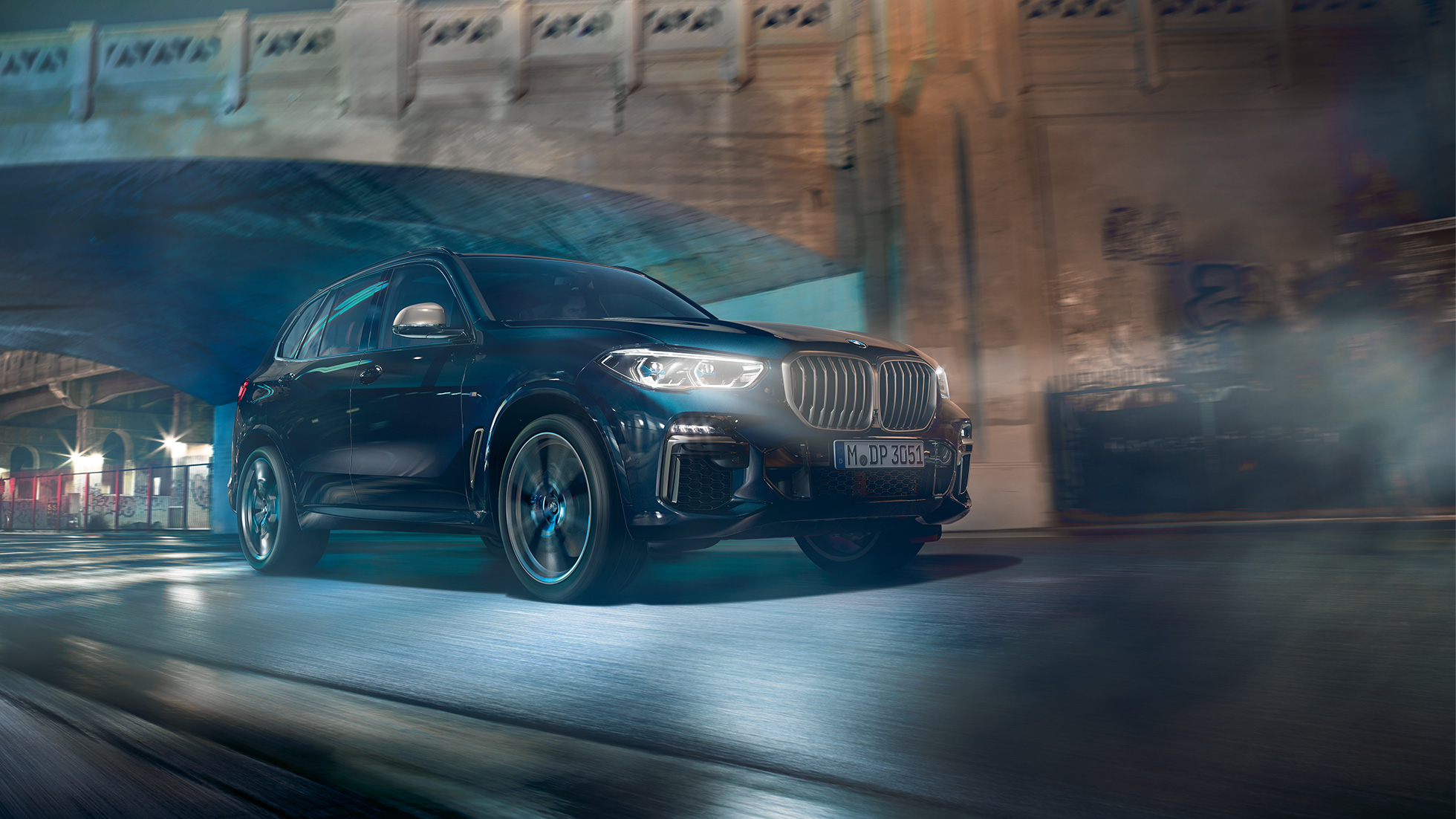 BMW X5 M50i se zážehovým 8válcem M TwinPower Turbo Tříčtvrteční pohled z boku na BMW X5 M50i G05 se zážehovým 8válcem M TwinPower Turbo v černé metalíze Carbon Black