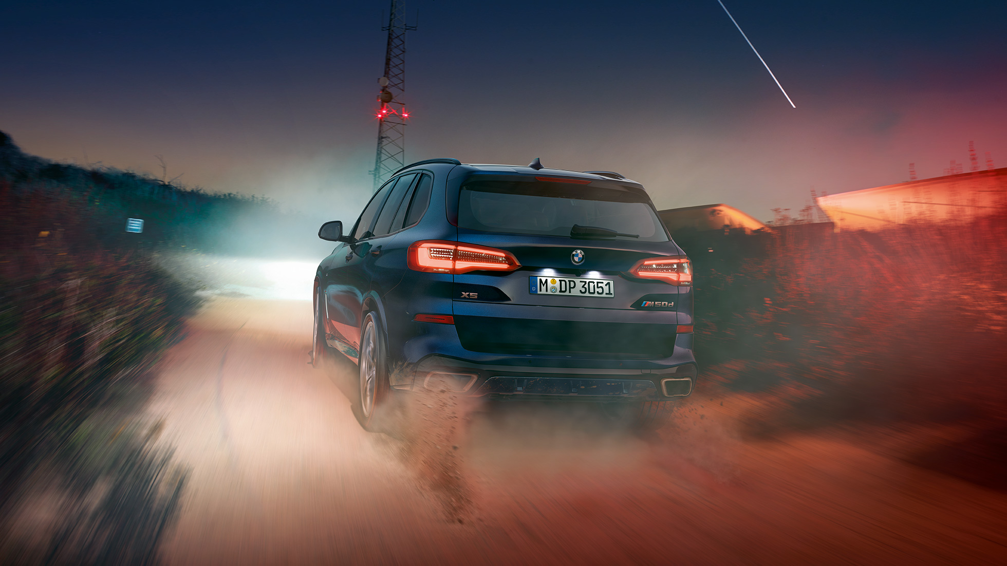 BMW X5 M50d se vznětovým 6válcem M TwinPower Turbo Tříčtvrteční zadní pohled na BMW X5 M50d G05 se vznětovým 6válcem M TwinPower Turbo v černé metalíze Carbon Black