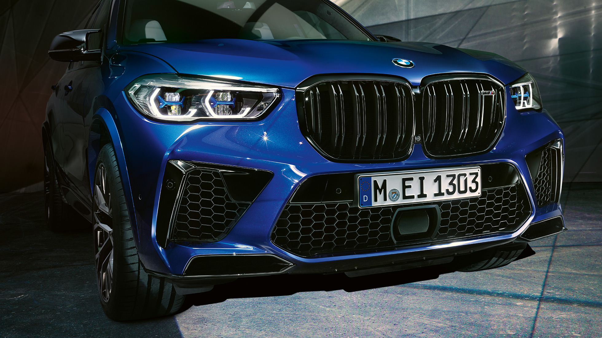 Maska chladiče ve tvaru ledvinek BMW X5 M Competition Detailní záběr na masku chladiče ve tvaru ledvinek BMW X5 M Competition F95 v modré barvě Marina Bay Blue
