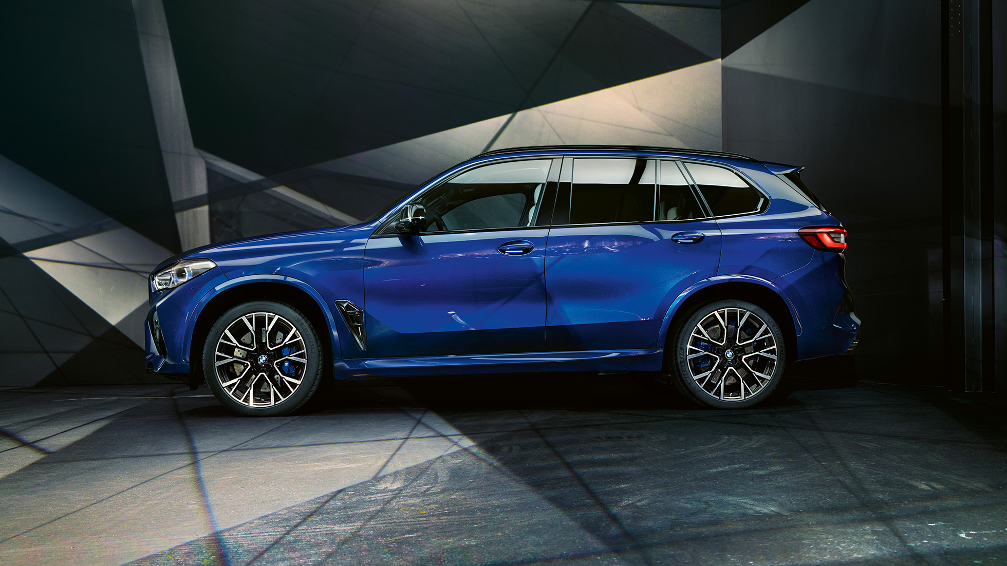 Pohled z boku na BMW X5 M Competition Pohled z boku na BMW X5 M Competition F95 v modré barvě Marina Bay Blue s M koly z lehké slitiny