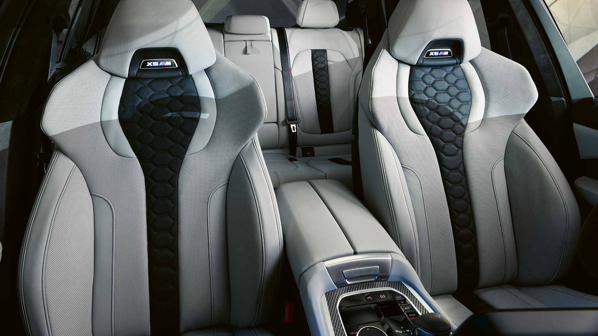 M multifunkční sedadla BMW X5 M Competition M multifunkční sedadla s osvětleným logem X5 M modelu BMW X5 M Competition F95, interiér