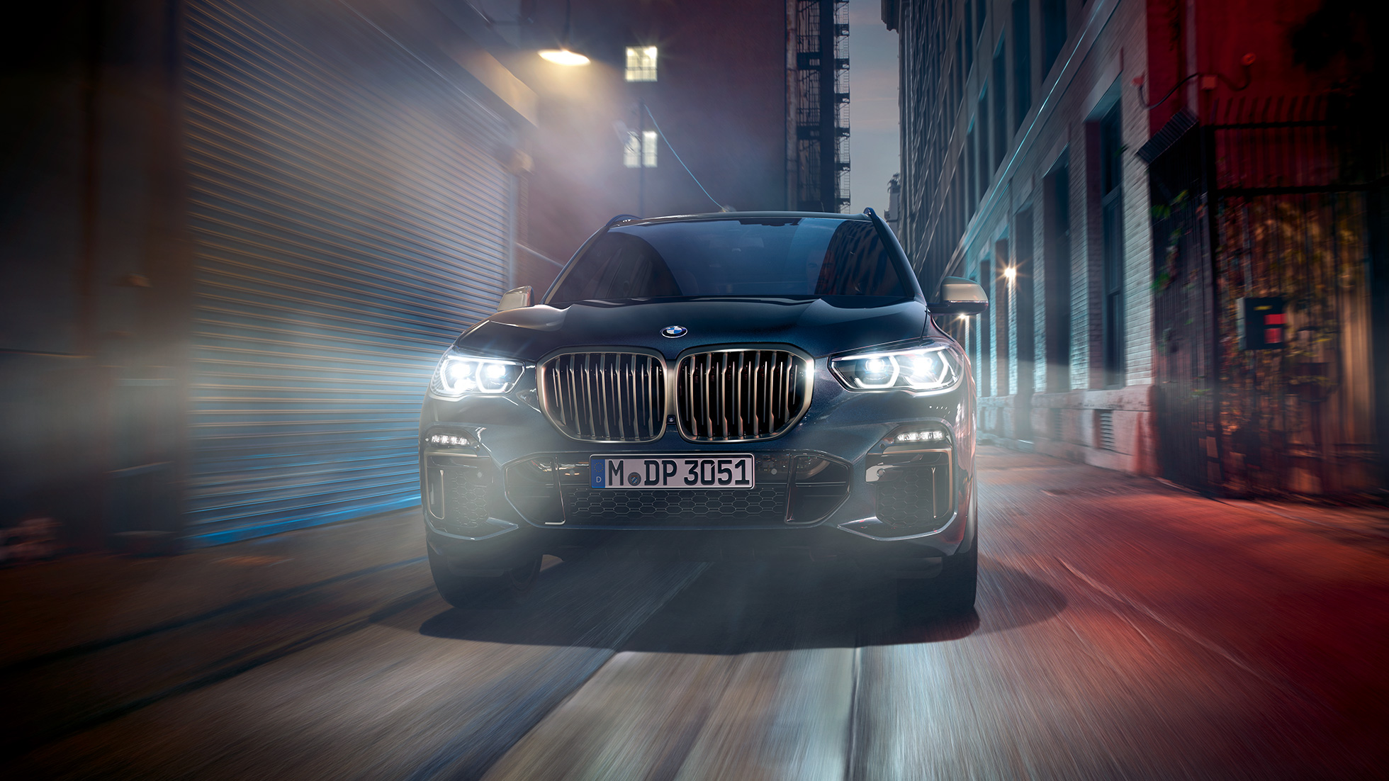 BMW maska chladiče ve tvaru ledvinek BMW X5 M50i a M50d Pohled zpředu na BMW masku chladiče ve tvaru ledvinek v šedém provedení Cerium Grey BMW X5 M50i a M50d G05 v černé metalíze Carbon Black.