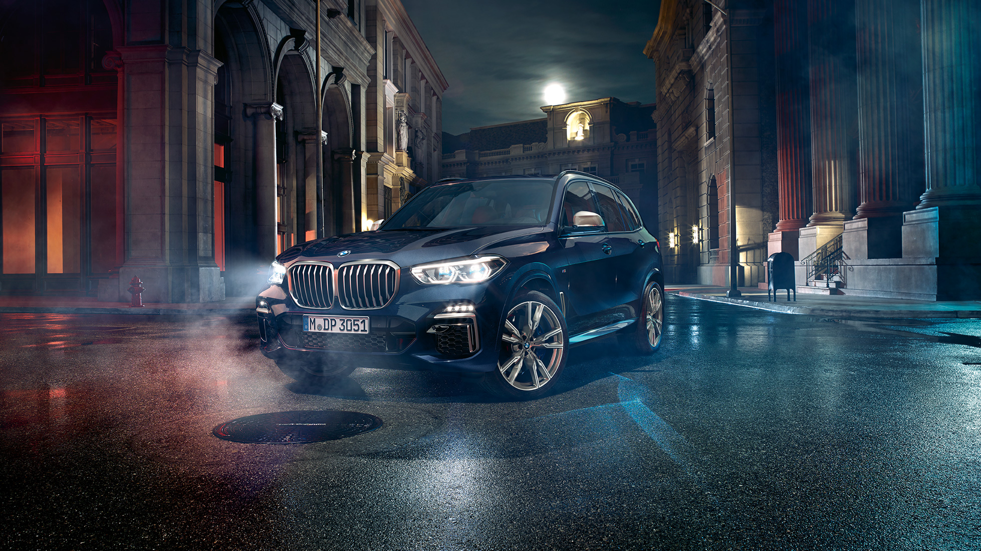 Přední světlomety BMW X5 M50i a M50d Tříčtvrteční pohled zpředu na přední světlomety X Laserlight modelů BMW X5 M50i a M50d G05 v černé metalíze Carbon Black