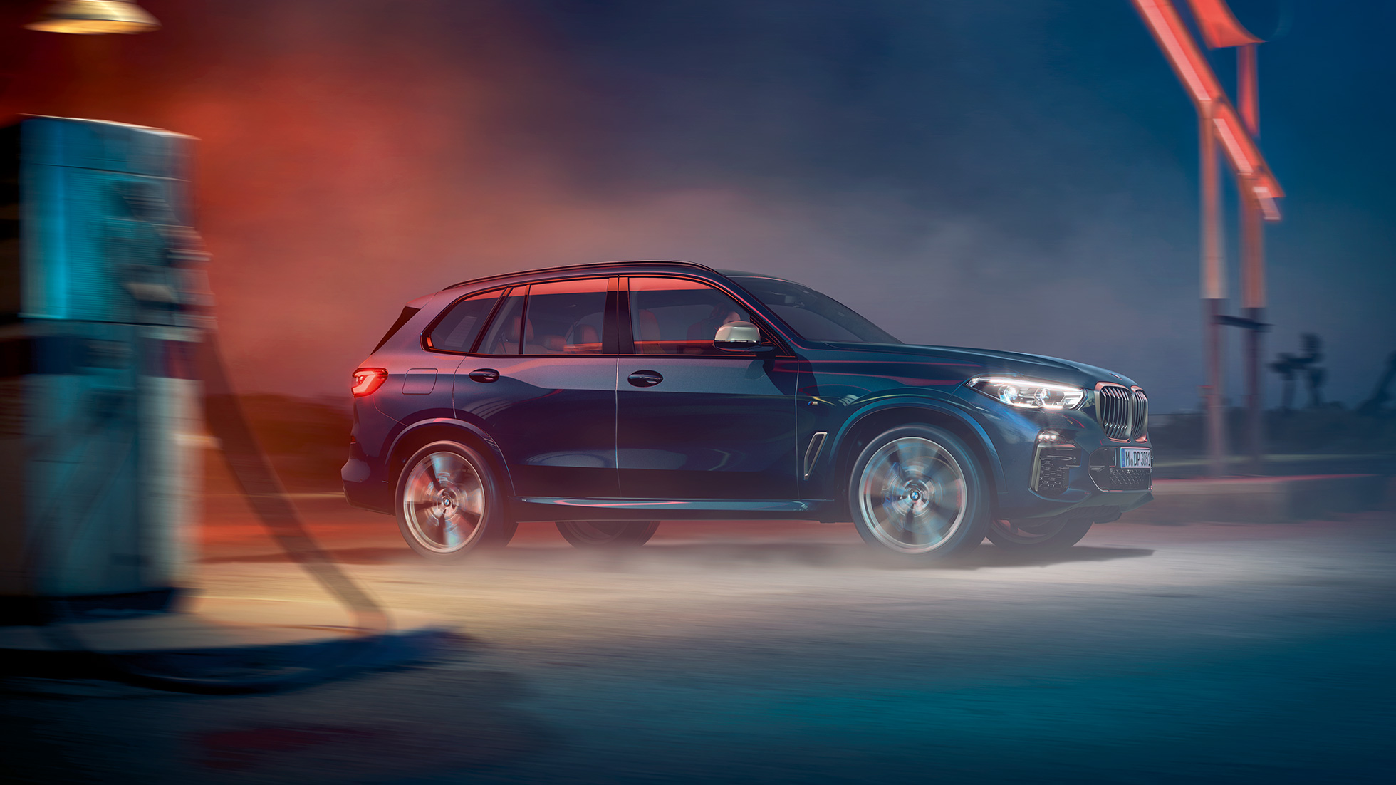 Pohled z boku na BMW X5 M50i a M50d Pohled z boku na M kola z lehké slitiny BMW X5 M50i a M50d G05 v černé metalíze Carbon Black