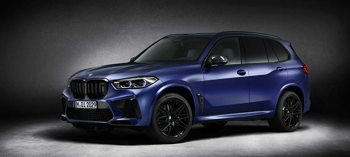 BMW X5 M First Edition F95 2020 BMW Individual matný metalický lak Frozen Marina Bay Blue (modrá) tříčtvrteční pohled zepředu BMW X5 M First Edition F95 2020 BMW Individual matný metalický lak Frozen Marina Bay Blue (modrá) tříčtvrteční pohled zepředu