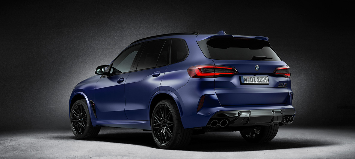 BMW X5 M First Edition F95 2020 BMW Individual matný metalický lak Frozen Marina Bay Blue (modrá) tříčtvrteční pohled zezadu BMW X5 M First Edition F95 2020 BMW Individual matný metalický lak Frozen Marina Bay Blue (modrá) tříčtvrteční pohled zezadu