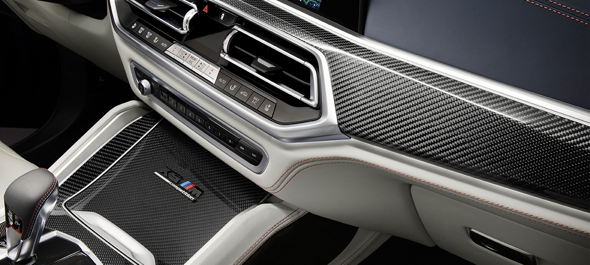 BMW X5 M First Edition F95 2020 interiér, obložení Carbon Fibre s nápisem „First Edition“ BMW X5 M First Edition F95 2020 interiér, obložení Carbon Fibre s nápisem „First Edition“