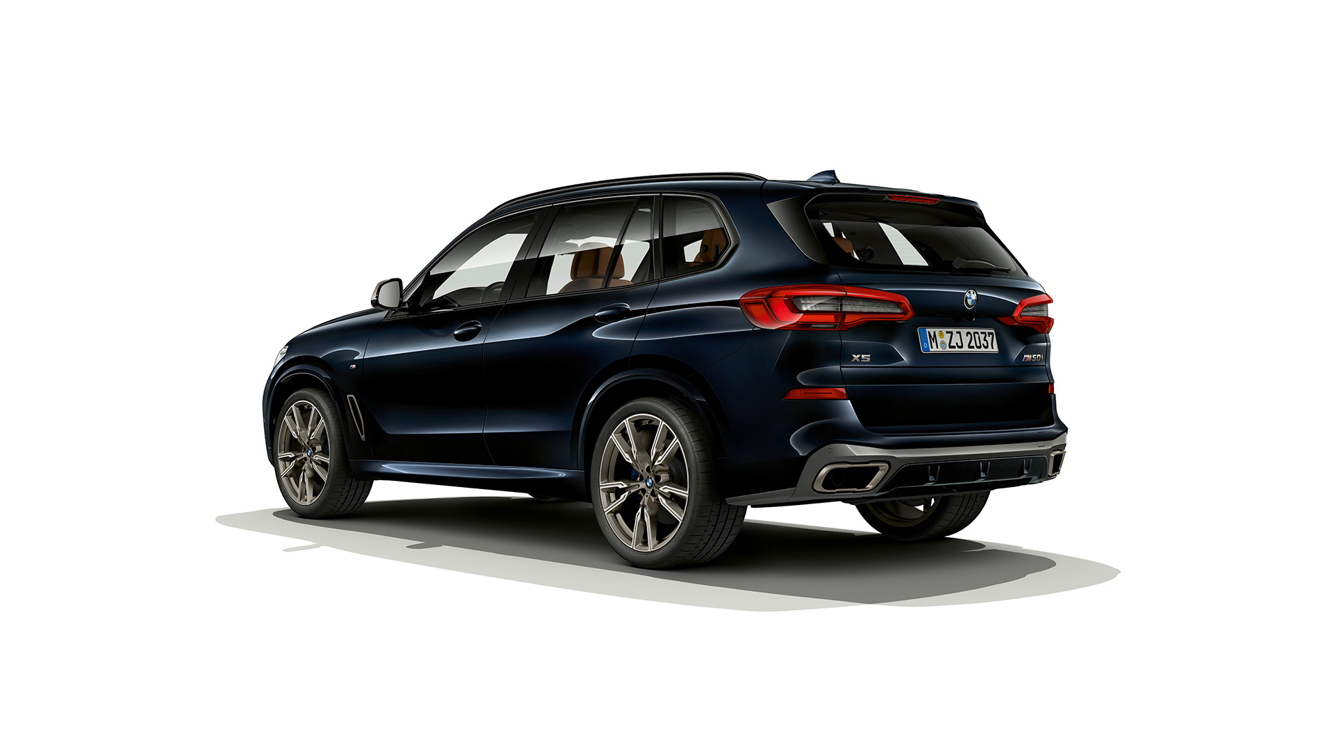 Zadní pohled na BMW X5 M50i Zadní pohled na M střešní spoiler BMW X5 M50i G05 v černé metalíze Carbon Black