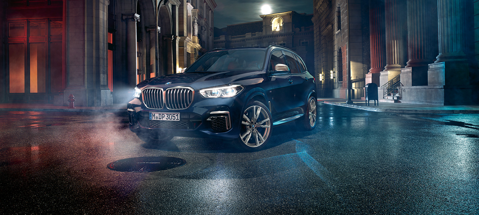 BMW X5 M50i a M50d ze tříčtvrtečního pohledu zepředu G05 BMW X5 M50i a M50d G05 2018 SUV metalický lak Carbon black (černá) tříčtvrteční pohled zepředu