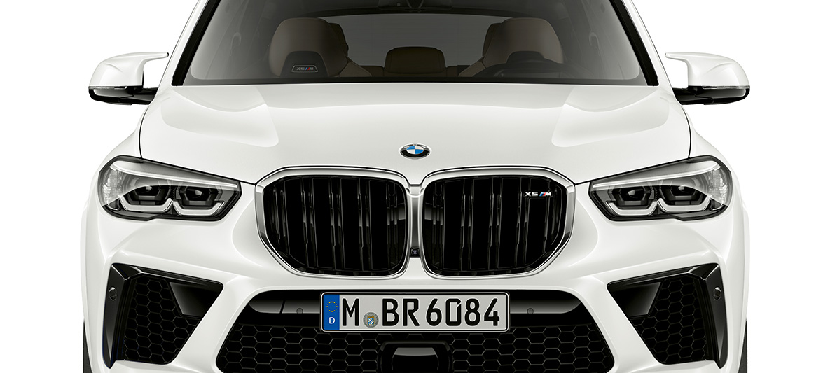 Příď BMW X5 M F95 M maska ve tvaru ledvinek BMW X5 M Mineral White (bílá) F95 2020 SUV pohled zepředu