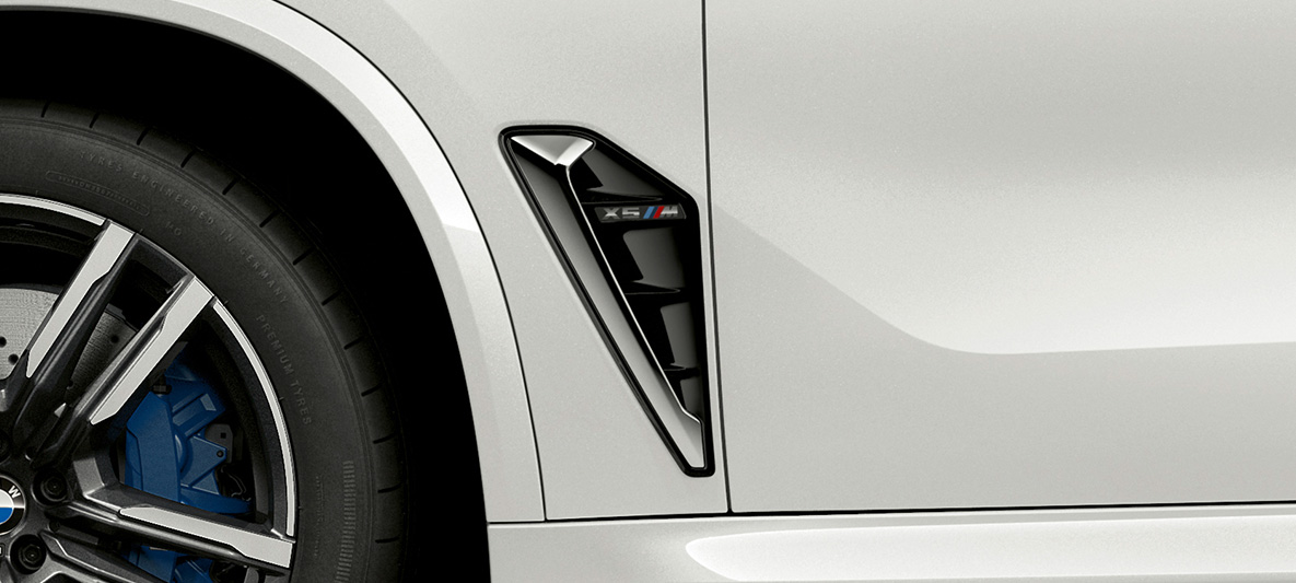 M boční ozdobné prvky BMW X5 M F95 M boční ozdobné prvky BMW X5 M Mineral White (bílá) F95 2020 detail