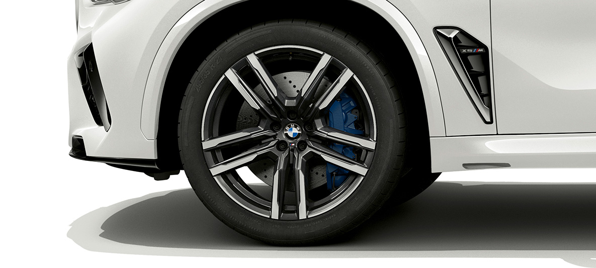 21'' M kola z lehké slitiny Bicolour Orbit Grey BMW X5 M F95 21'' M kola z lehké slitiny Bicolour Orbit Grey BMW X5 M Mineral White (bílá) F95 2020 SUV detail