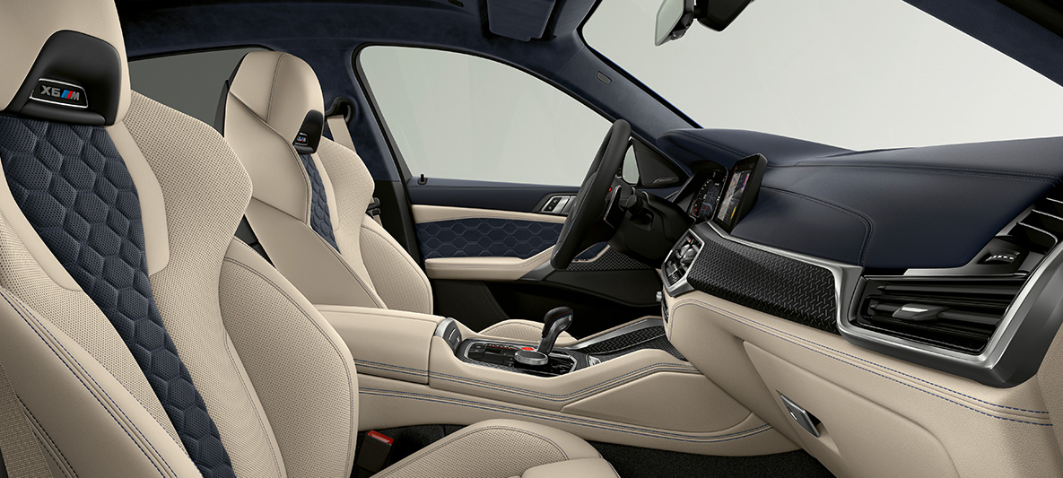 BMW X6 M Individual F96 2020, interiér BMW X6 M Individual F96 2020, interior, M Multifunkční sedadla s logem X6 M