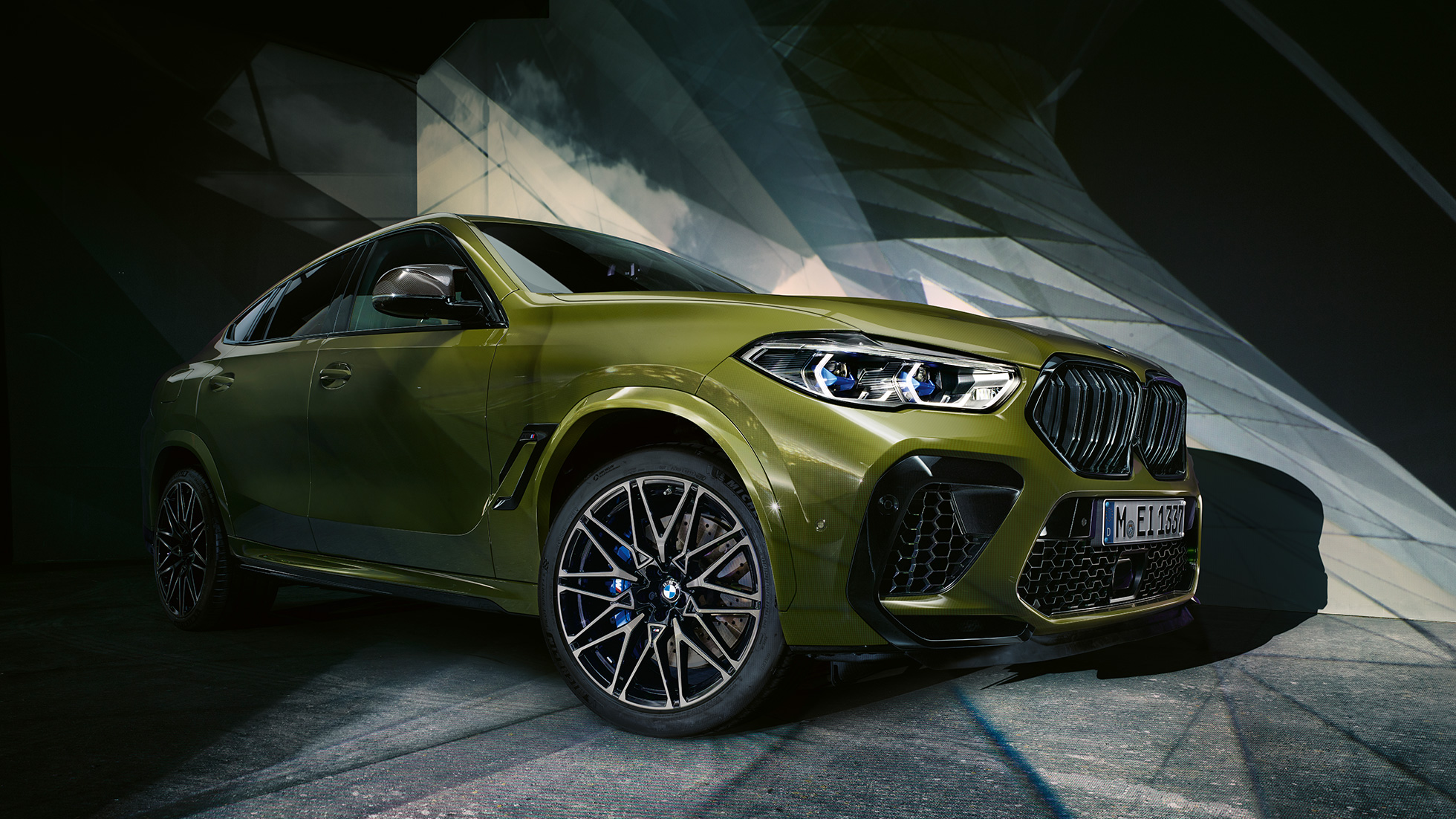 Exteriér BMW X6 M Competition Pohled zepředu na exteriér BMW X6 M Competition F96 2020 s pohonem všech kol M xDrive ve speciální barvě BMW Individual Urban Green