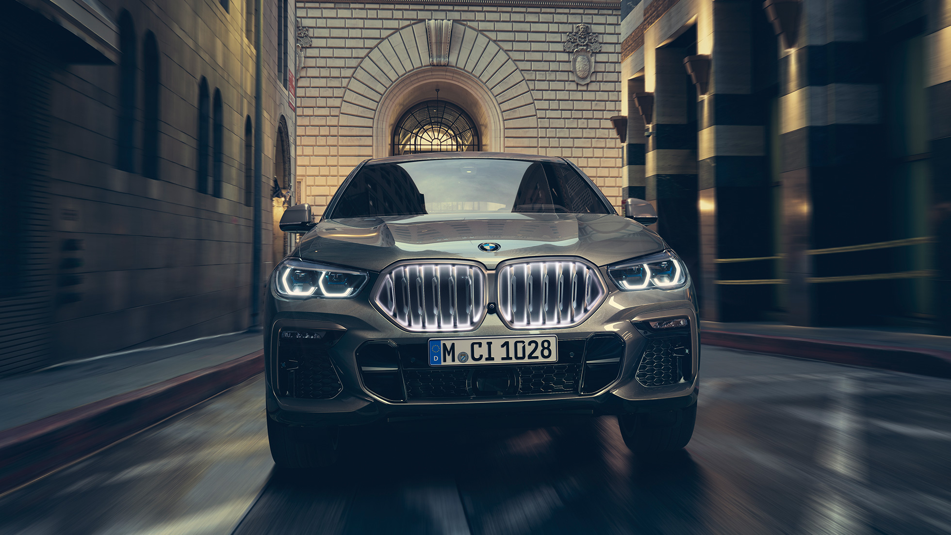 BMW X6 M50i se zážehovým 8válcem M TwinPower Turbo Čelní pohled na BMW X6 M50i G06 se zážehovým 8válcem M TwinPower Turbo s metalickým lakem Manhattan