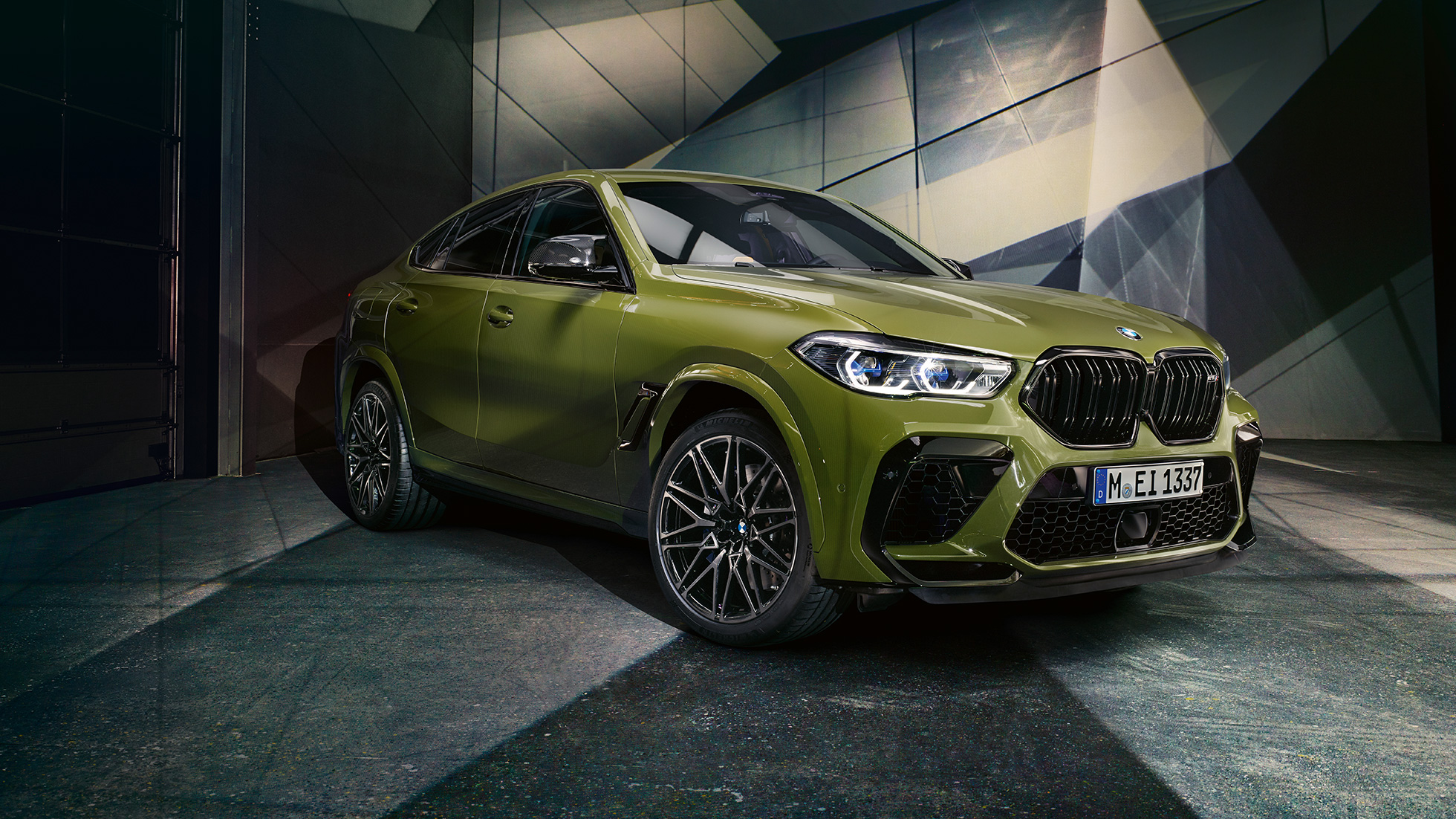 M maska chladiče ve tvaru ledvinek BMW X6 M Competition Detailní záběr na M masku chladiče ve tvaru ledvinek BMW X6 M Competition F96 ve speciální barvě BMW Individual Urban Green