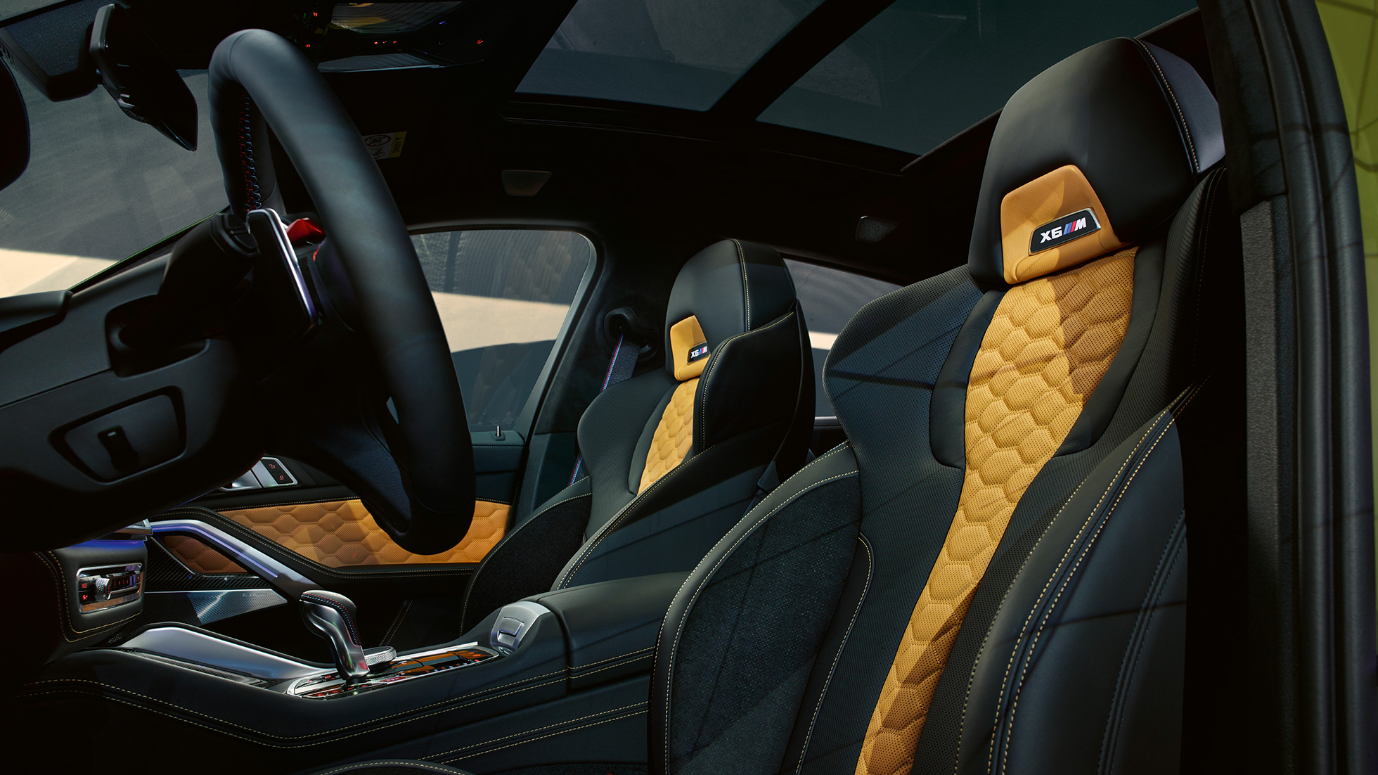 M multifunkční sedadla BMW X6 M Competition. M multifunkční sedadla s podsvíceným logem X6 M modelu BMW X6 M Competition F96, interiér