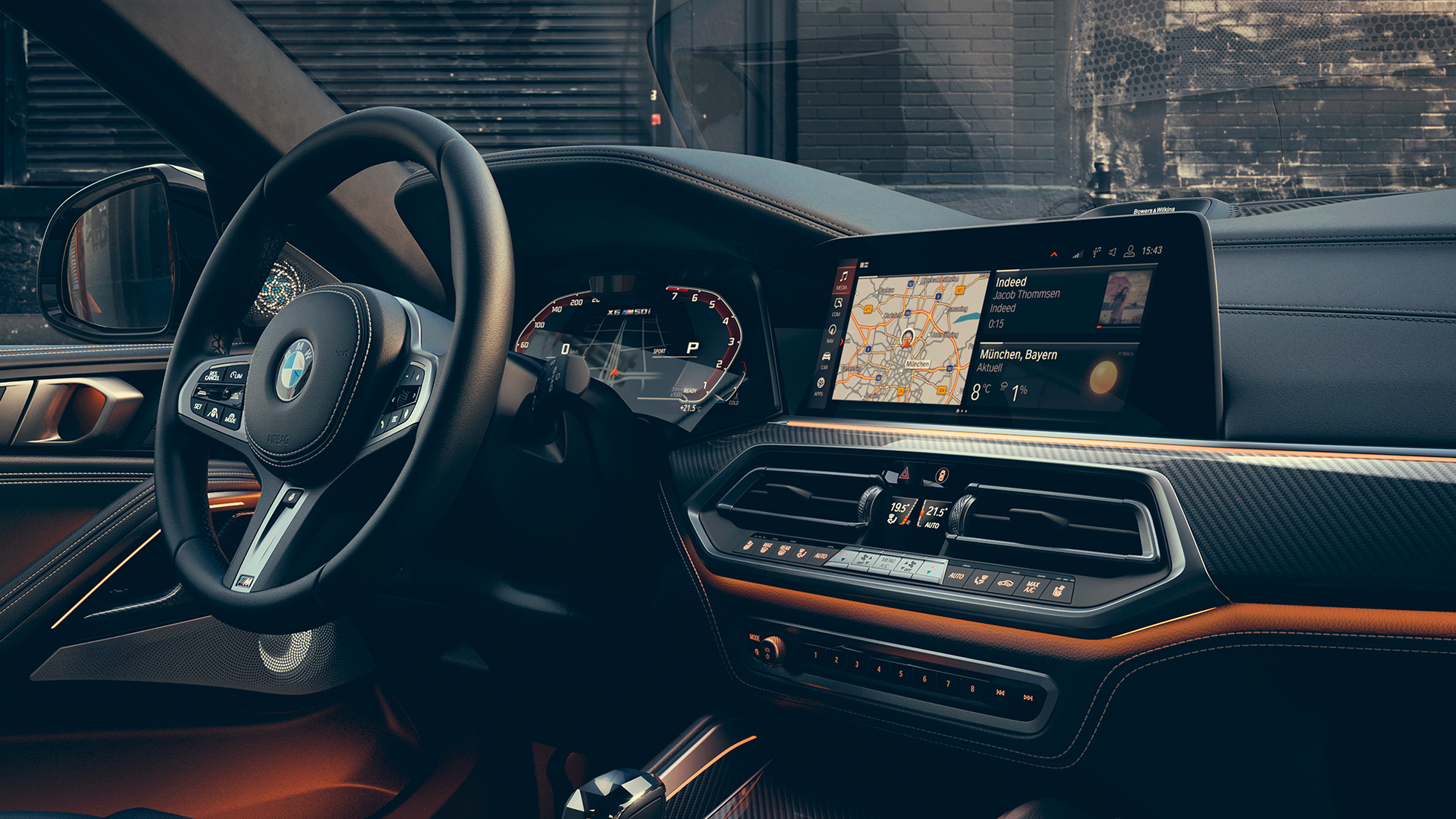 Palubní deska BMW X6 M50i. Palubní deska natočená k řidiči BMW X6 M50i.