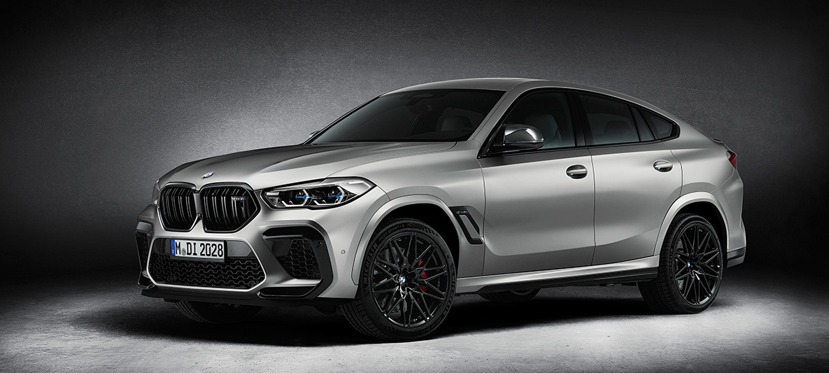 BMW X6 M First Edition F96 2020 BMW Individual matný metalický lak Frozen Dark Silver tříčtvrteční pohled zepředu BMW X6 M First Edition F96 2020 BMW Individual matný metalický lak Frozen Dark Silver tříčtvrteční pohled zepředu