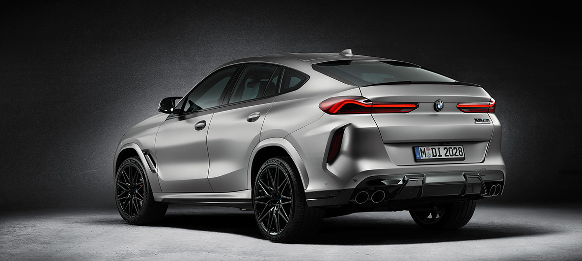 BMW X6 M First Edition F96 2020 BMW Individual matný metalický lak Frozen Dark Silver tříčtvrteční pohled zezadu BMW X6 M First Edition F96 2020 BMW Individual matný metalický lak Frozen Dark Silver tříčtvrteční pohled zezadu