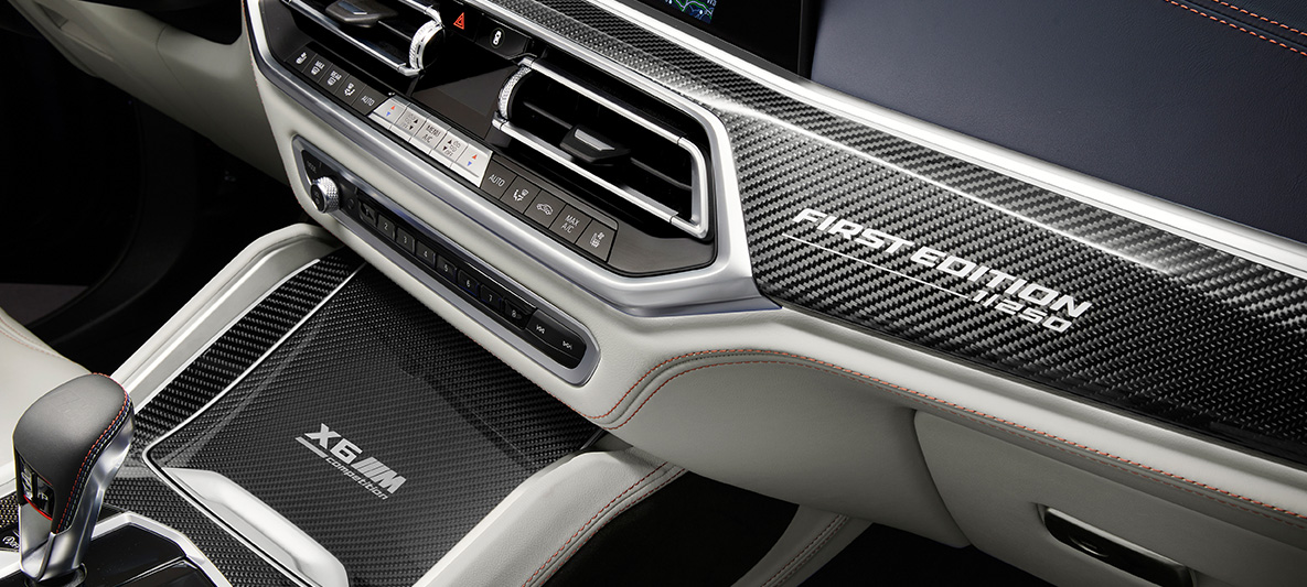 BMW X6 M First Edition F96 2020 interiér, obložení Carbon Fibre s nápisem „First Edition“ BMW X6 M First Edition F96 2020 interiér, obložení Carbon Fibre s nápisem „First Edition“