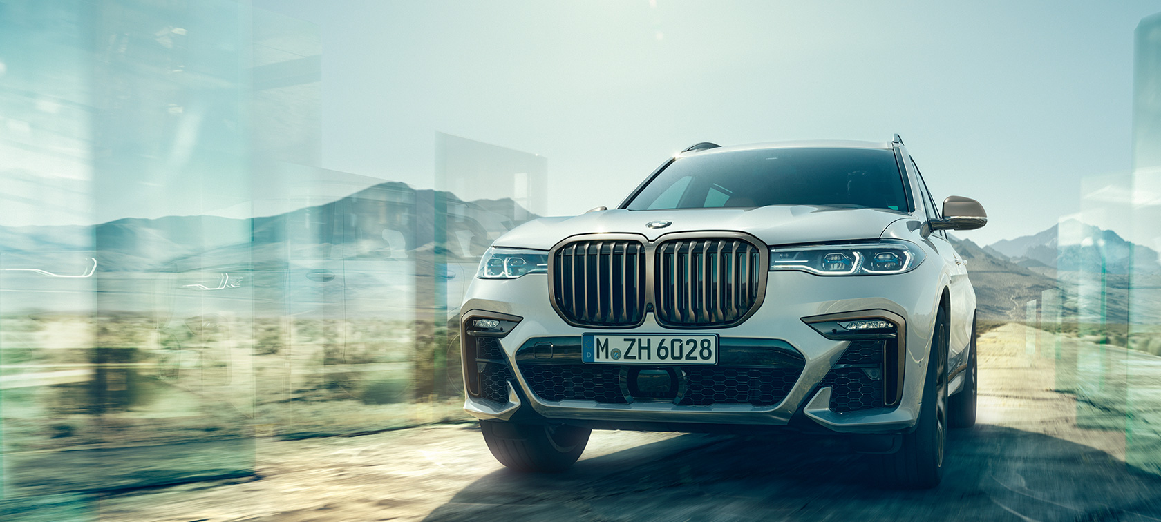 BMW X7 M50i a M50d, pohled zepředu M automobily BMW X7 M50i a M50d v bílé barvě Mineral White, G07, stojící, pohled zepředu