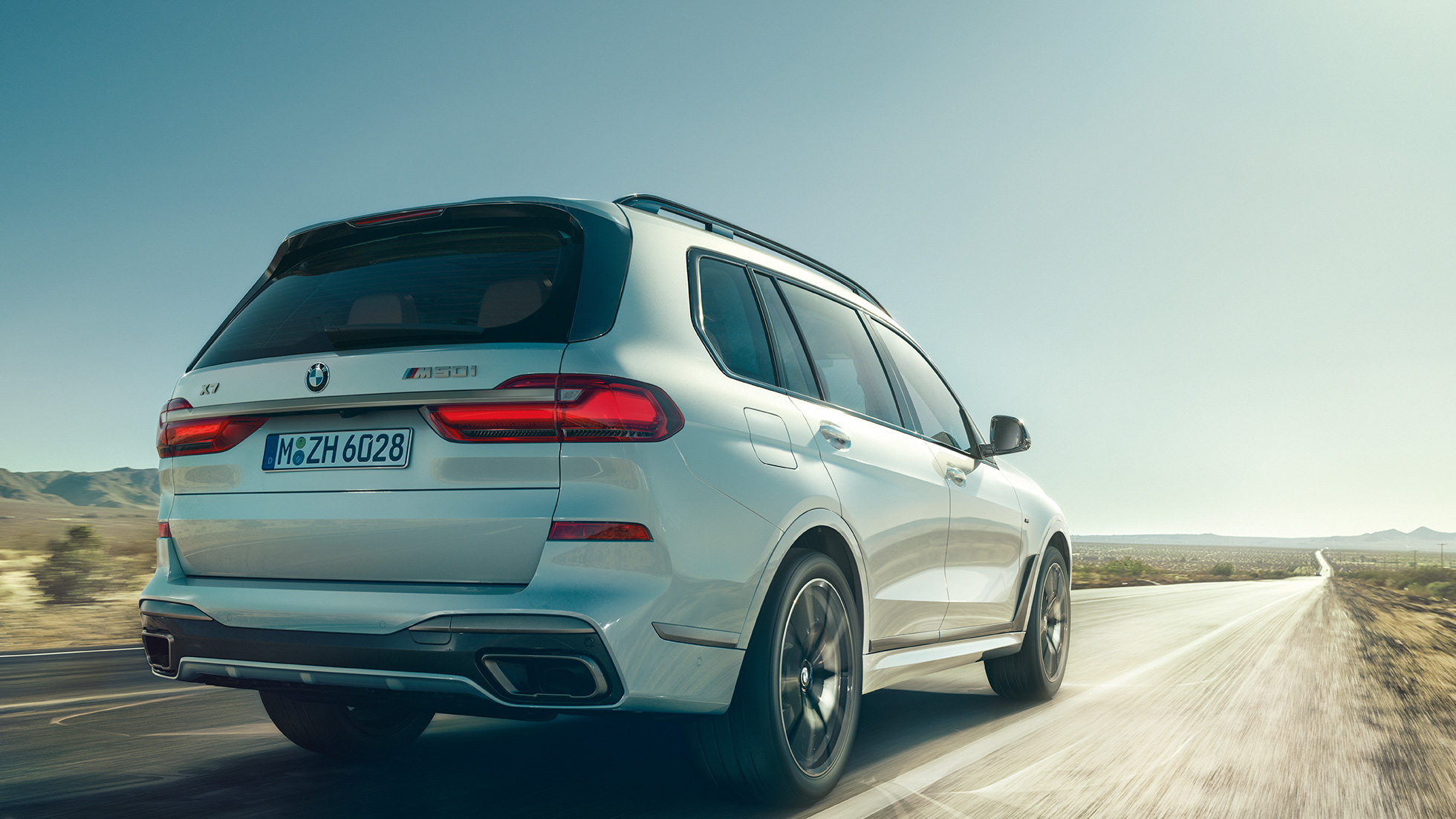 BMW X7 M50i, tříčtvrteční pohled zezadu BMW X7 M50i v bílé barvě Mineral White, tříčtvrteční pohled zezadu, G07, 2019