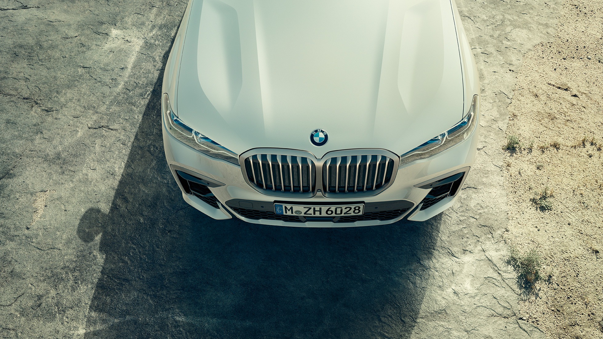 M automobily BMW X7, přední část s BMW maskou chladiče ve tvaru ledvinek M M automobily BMW X750d a M50i, přední část a kapota z ptačí perspektivy, G07, 2019