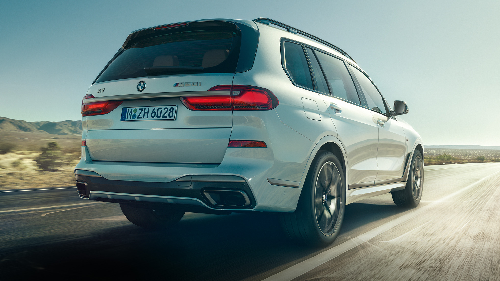 BMW X7 M50i, pohled zezadu BMW X7 M50i v bílé barvě Mineral White, jízdní záběr zezadu, G07, 2019