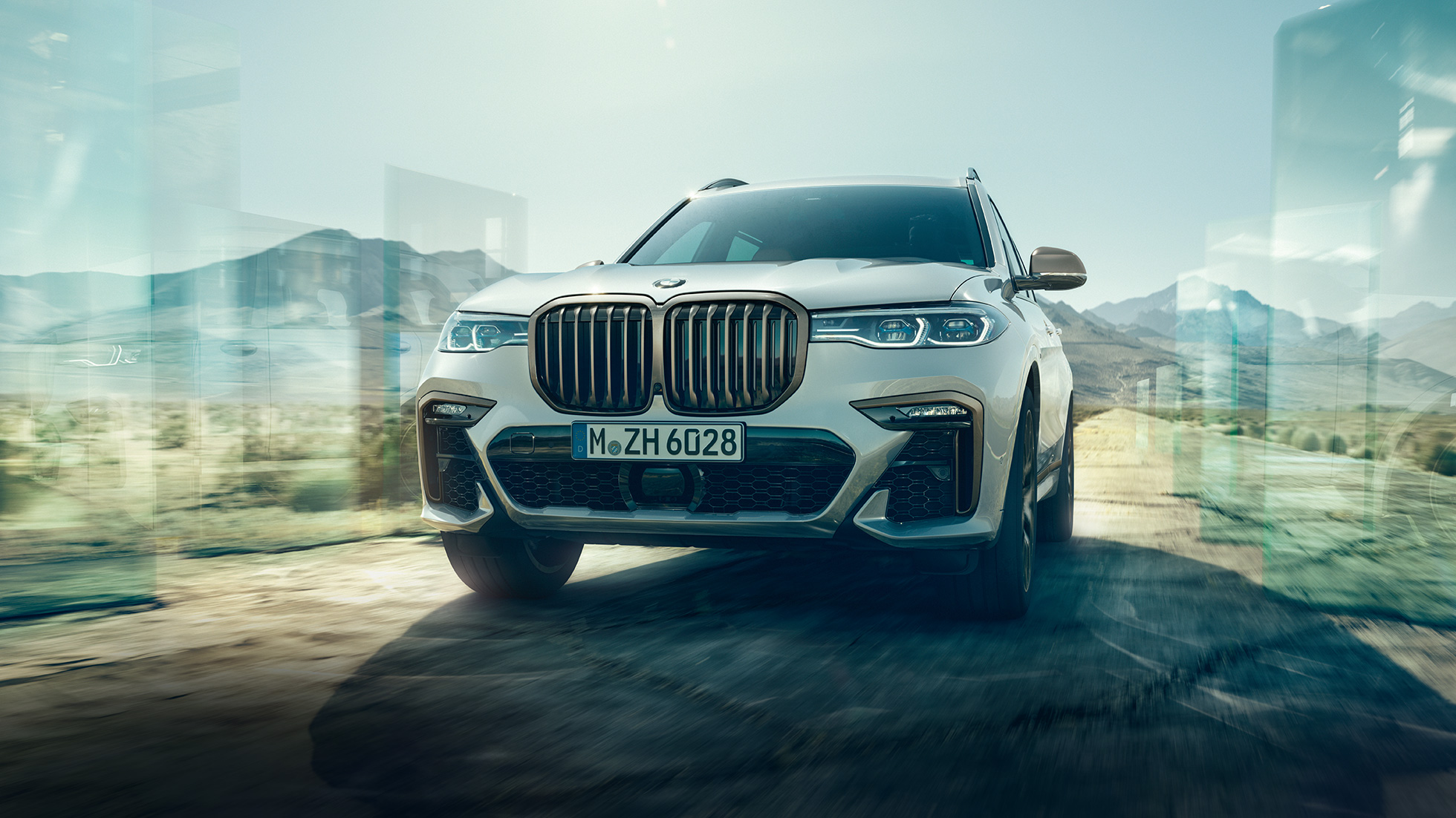 BMW X7 M50d, pohled zepředu BMW X7 M50d v bílé barvě Mineral White, tříčtvrteční pohled zepředu, G07, 2019