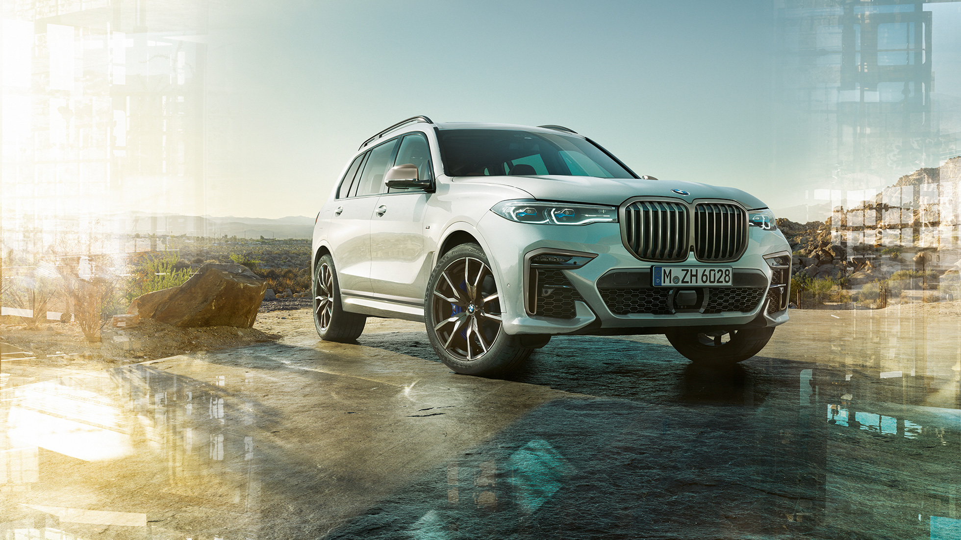 M automobil BMW X7, tříčtvrteční pohled zepředu M automobil BMW X7 v bílé barvě Mineral White, stojící, pohled zepředu, G07, 2019