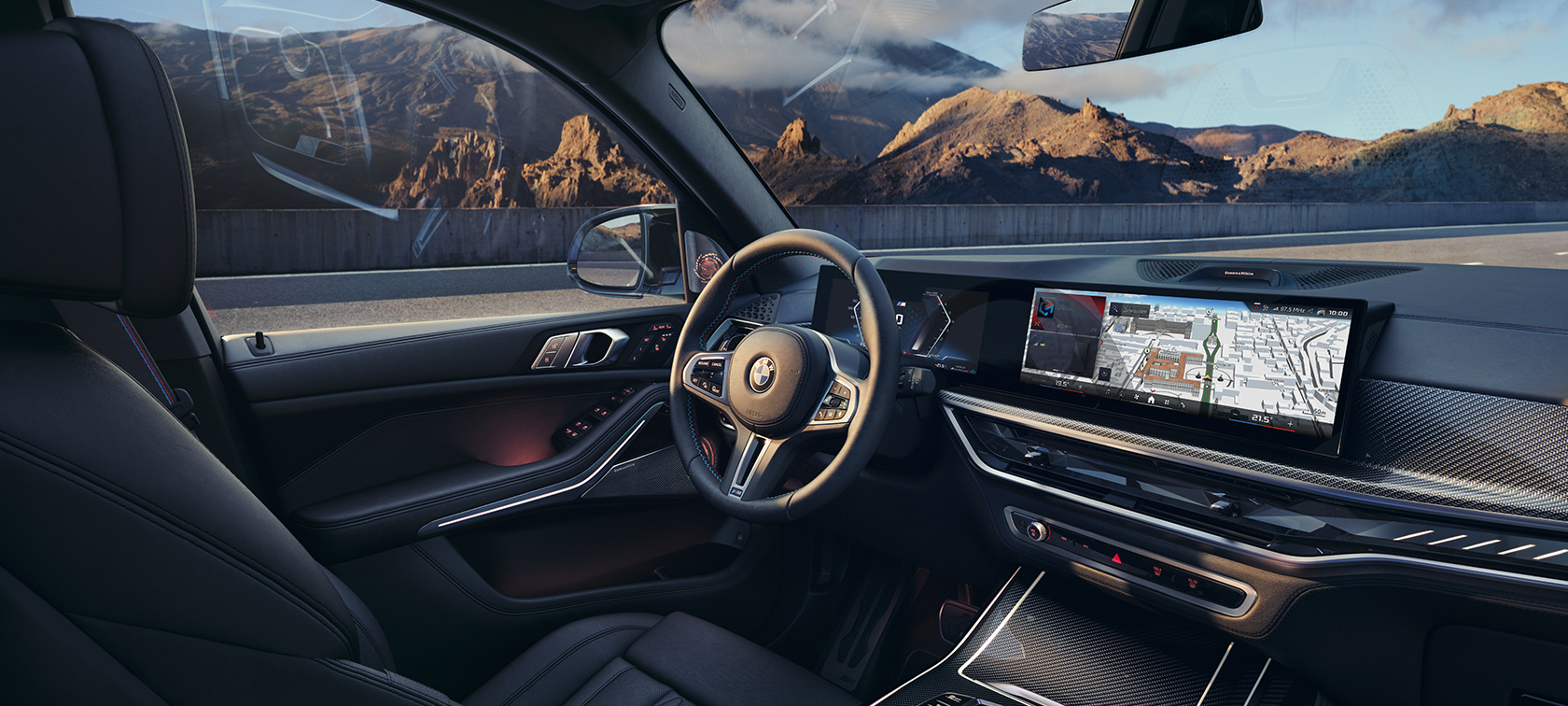 BMW X7 M60 xDrive G07 LCI interiér s palubní deskou BMW X7 M60i xDrive G07 LCI přední část interiéru s palubní deskou před horským pozadím