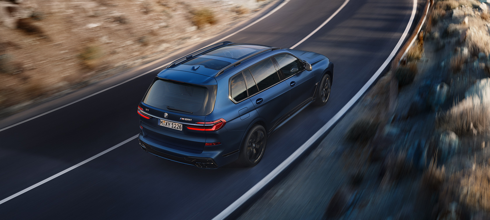 BMW X7 M60i xDrive G07 LCI Frozen Marina Bay Blue (modrá) jízdní pohled zezadu z ptačího pohledu BMW X7 M60i xDrive G07 LCI Frozen Marina Bay Blue (modrá) jízdní pohled zezadu na silnici z ptačího pohledu