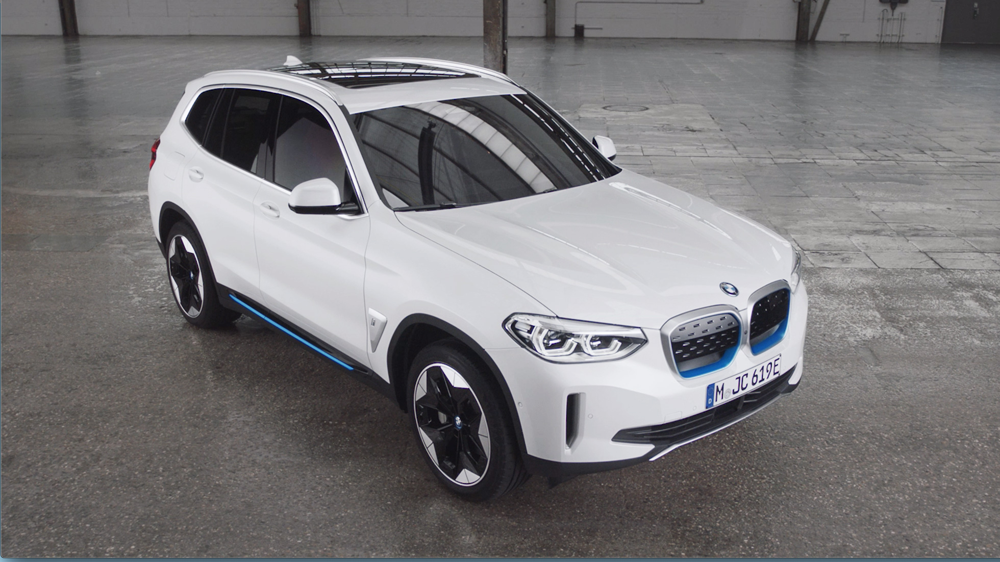 BMW iX3 G08 2020 design karoserie, video BMW iX3 G08 2020 v metalické barvě Mineral White (bílá) design karoserie, video