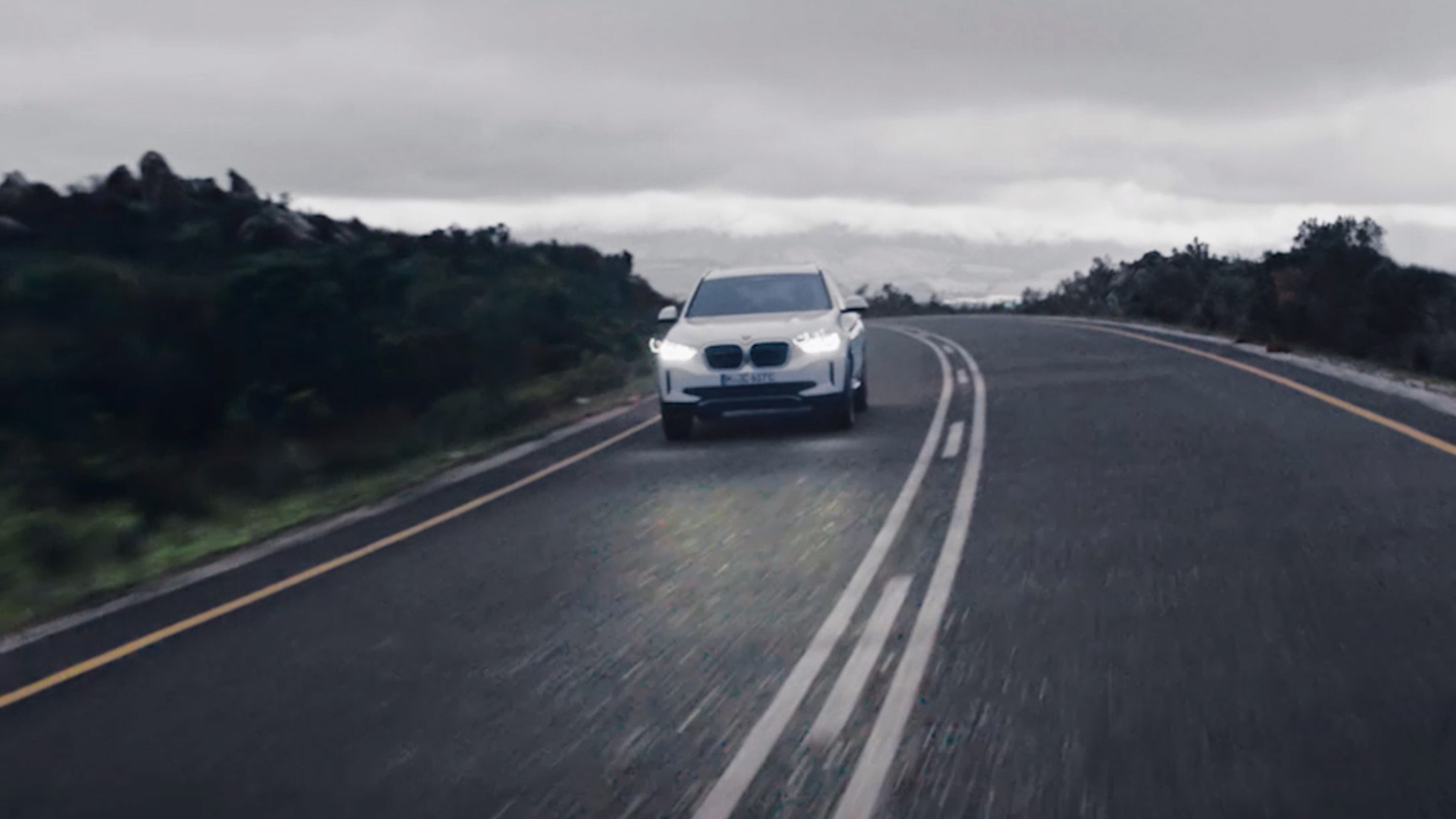 BMW iX3 G08 jízdní dynamika, video BMW iX3 G08 2020 v metalické barvě Mineral White (bílá) jízdní dynamika, video