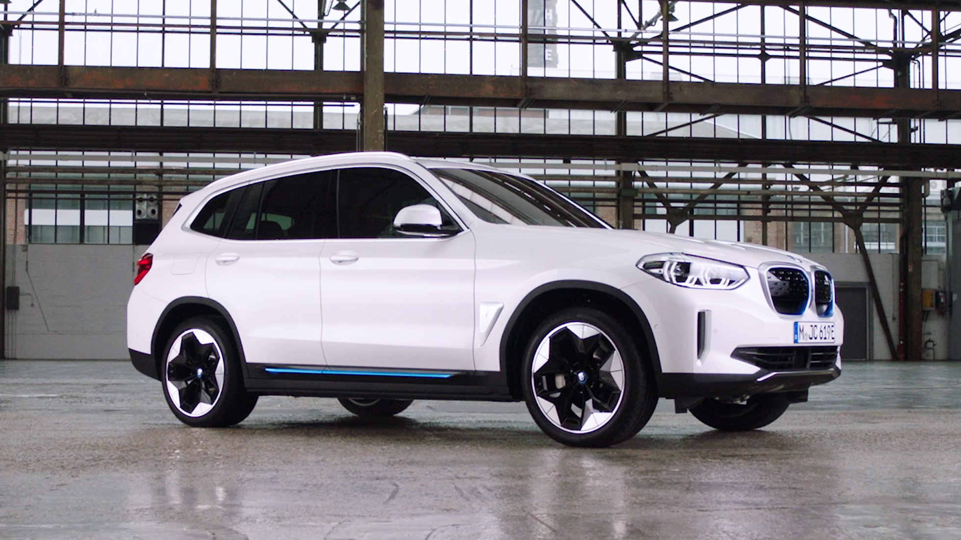 BMW iX3 G08 2020 konektivita, video BMW iX3 G08 2020 v metalické barvě Mineral White (bílá) konektivita, video