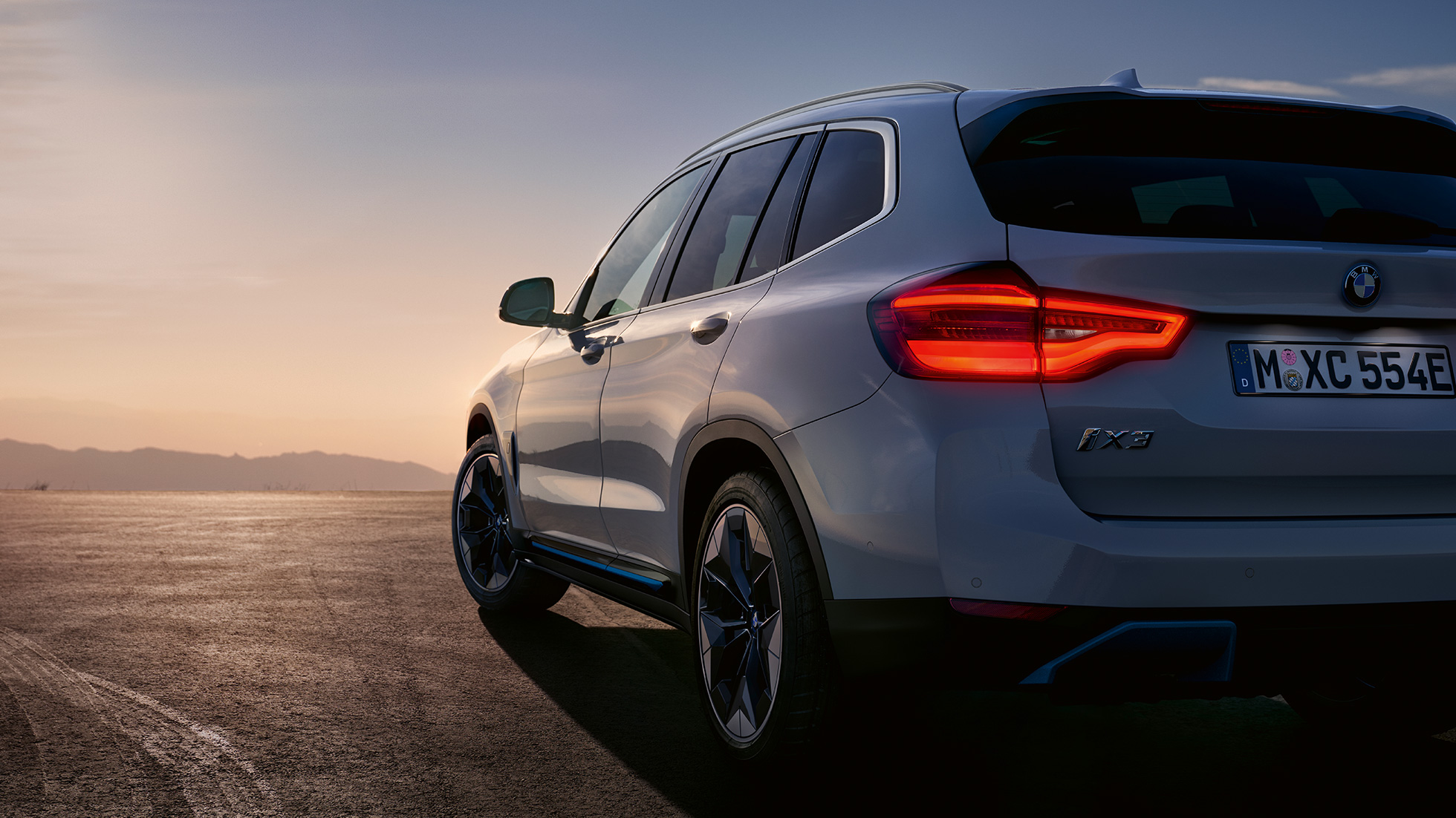 BMW iX3 G08 tříčtvrteční pohled na cestě BMW iX3 G08 2020 v metalické barvě Mineral White (bílá) tříčtvrteční pohled na cestě