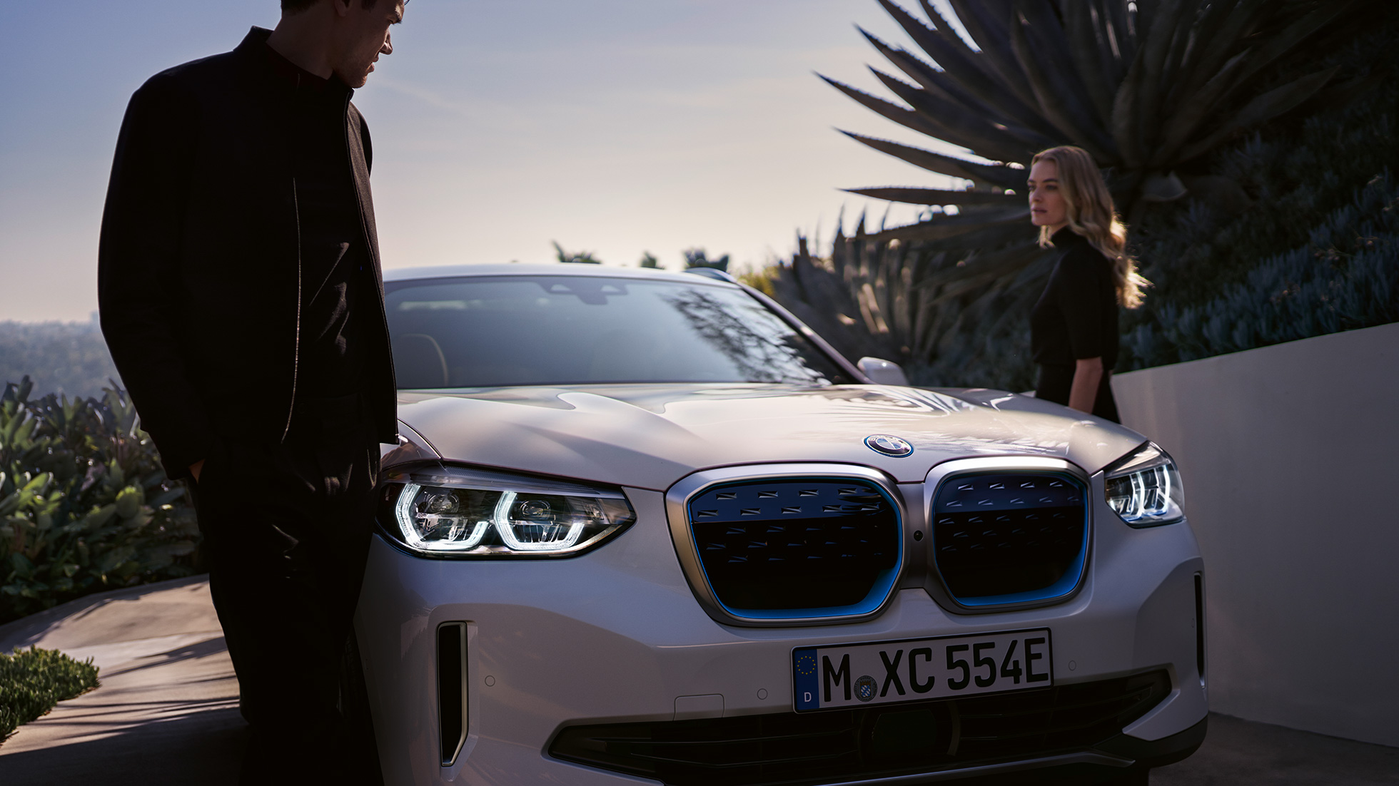 BMW iX3 G08 tříčtvrteční pohled zepředu s BMW i maskou chladiče ve tvaru ledvinek BMW iX3 G08 2020 v metalické barvě Mineral White (bílá) tříčtvrteční pohled zepředu s BMW i maskou chladiče ve tvaru ledvinek