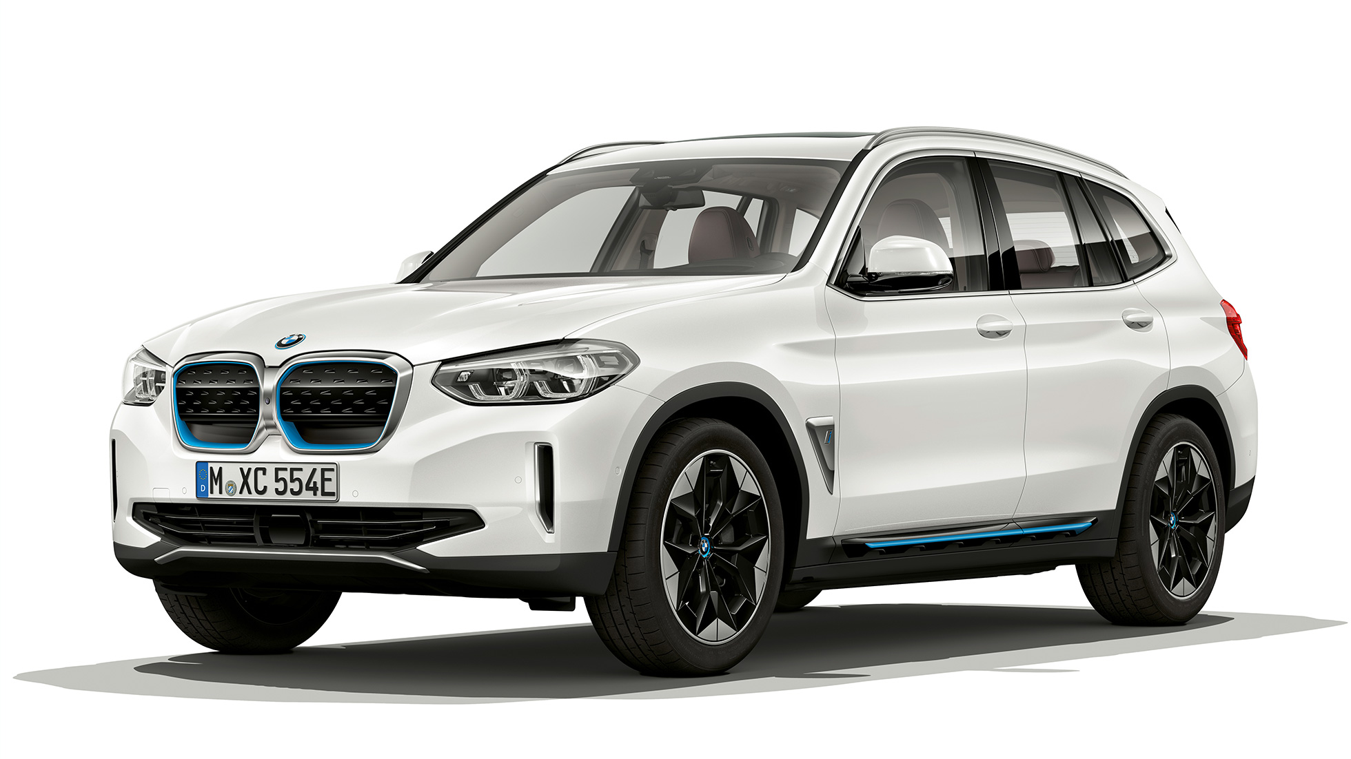 BMW iX3 G08 model Impressive, tříčtvrteční pohled zepředu BMW iX3 G08 2020 model Impressive v metalické barvě Mineral White (bílá), tříčtvrteční pohled zepředu