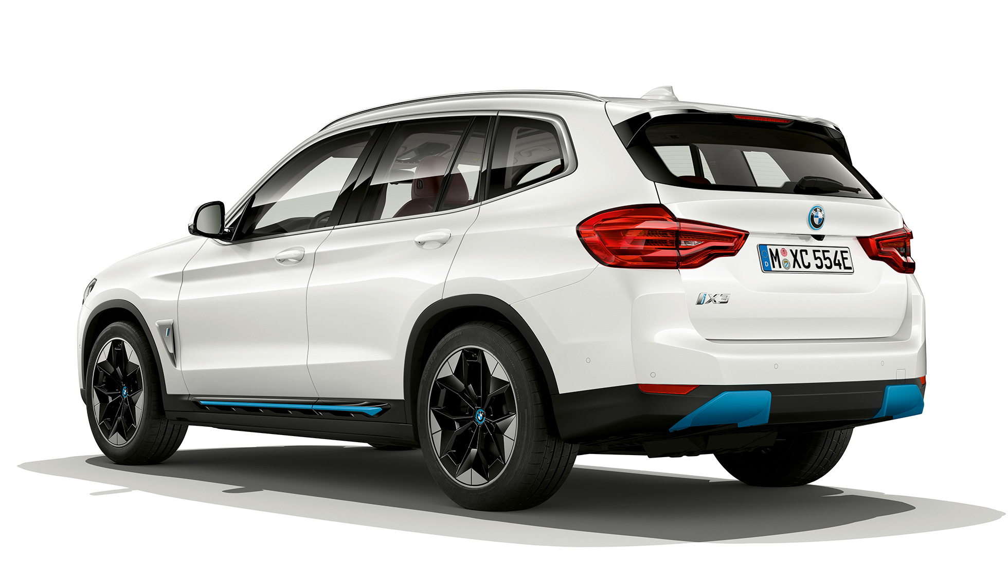 BMW iX3 G08 model Impressive, tříčtvrteční pohled zezadu BMW iX3 G08 2020 model Impressive v metalické barvě Mineral White (bílá), tříčtvrteční pohled zezadu