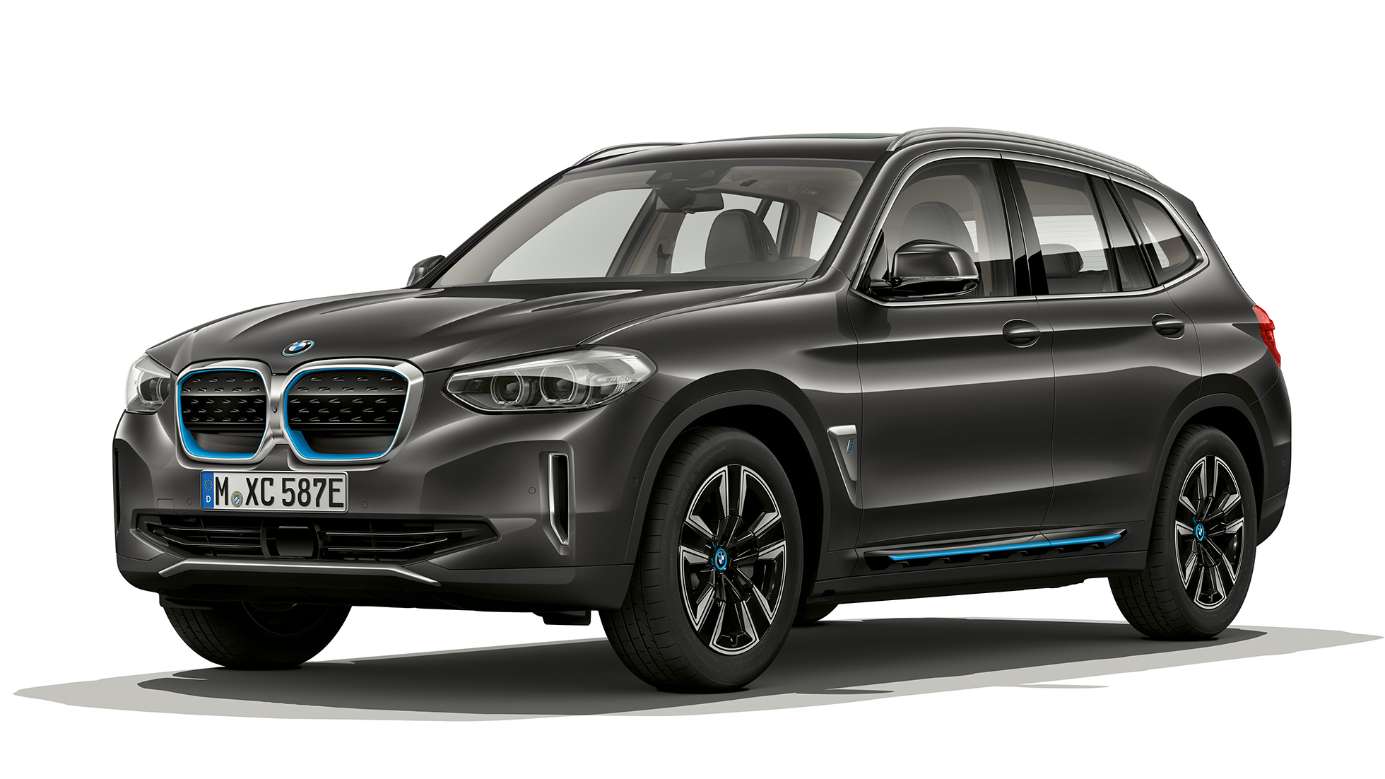 BMW iX3 G08 2020 model Inspiring, tříčtvrteční pohled zezadu BMW iX3 G08 2020 model Inspiring v perleťovém laku Sophisto Grey (šedá), tříčtvrteční pohled zepředu