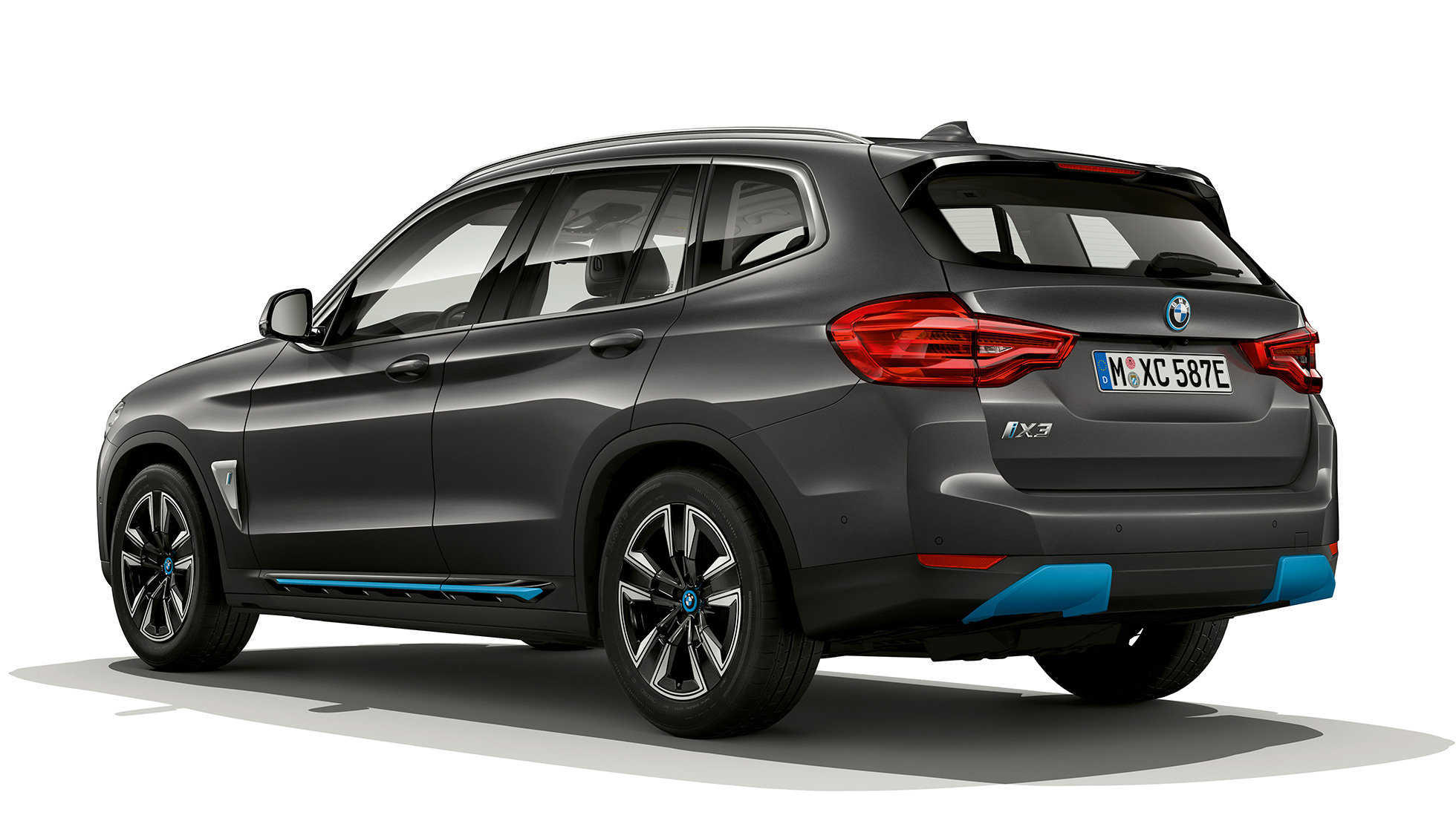BMW iX3 G08 2020 model Inspiring, tříčtvrteční pohled zezadu BMW iX3 G08 2020 model Inspiring v perleťovém laku Sophisto Grey (šedá), tříčtvrteční pohled zezadu