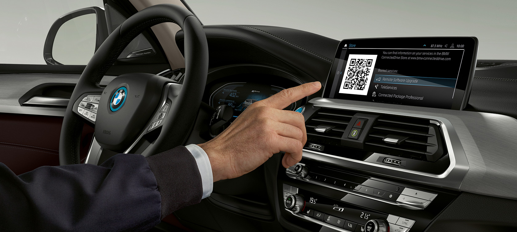 BMW iX3 G08 2020 řidič používá kontrolní displej BMW iX3 G08 2020 2020 řidič používá kontrolní displej, interiér
