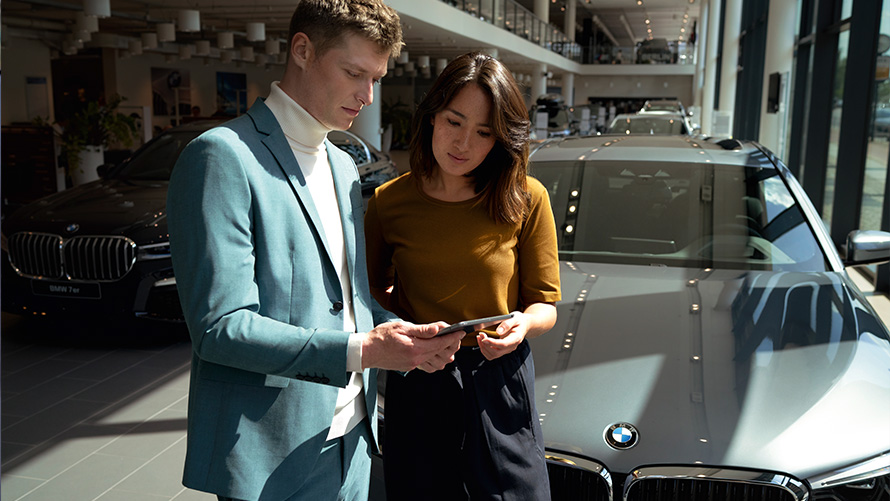 zaměstnanec BMW Servisu se zdraví se zákazníkem BMW iX3 G08 BMW iX3 G08 2021 zaměstnanec BMW Servisu se zdraví se zákazníkem