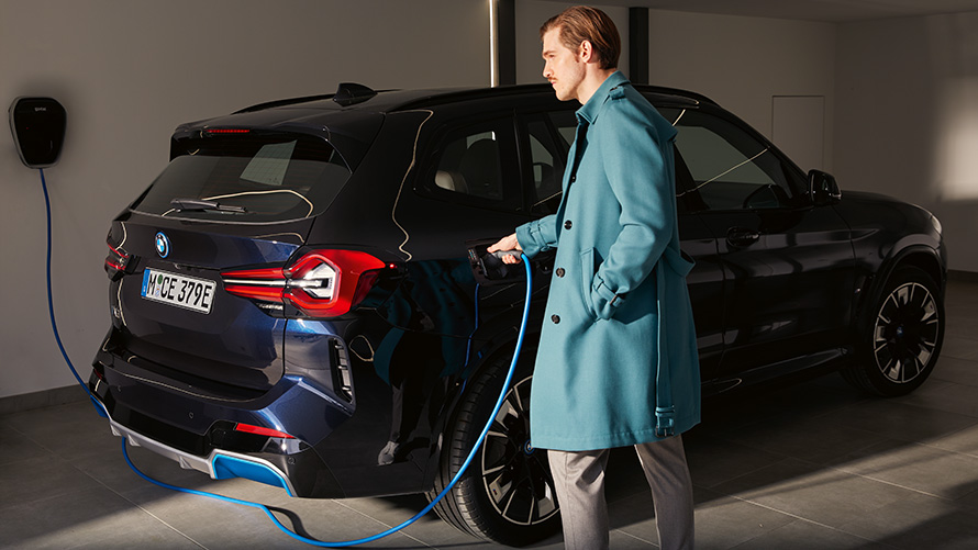 BMW iX3 G08 2021 elektrické SAV nabíjení BMW iX3 G08 2021 elektrické SAV se nabíjí na veřejné vysokovýkonné nabíjecí stanici
